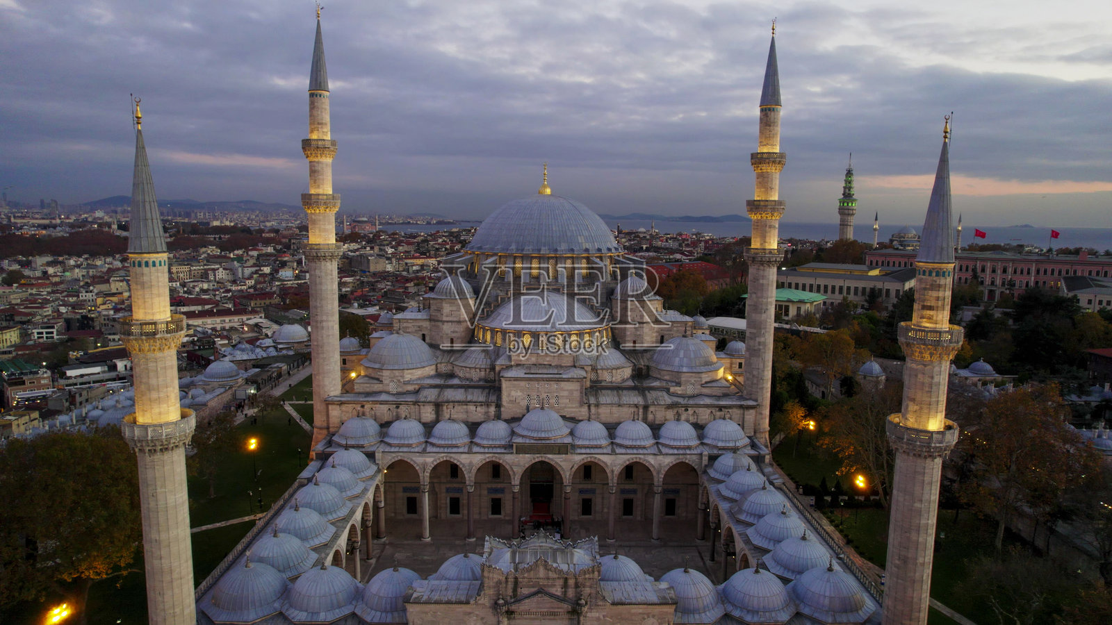 伊斯坦布尔苏莱曼尼耶清真寺及城市天际线的鸟瞰图照片摄影图片