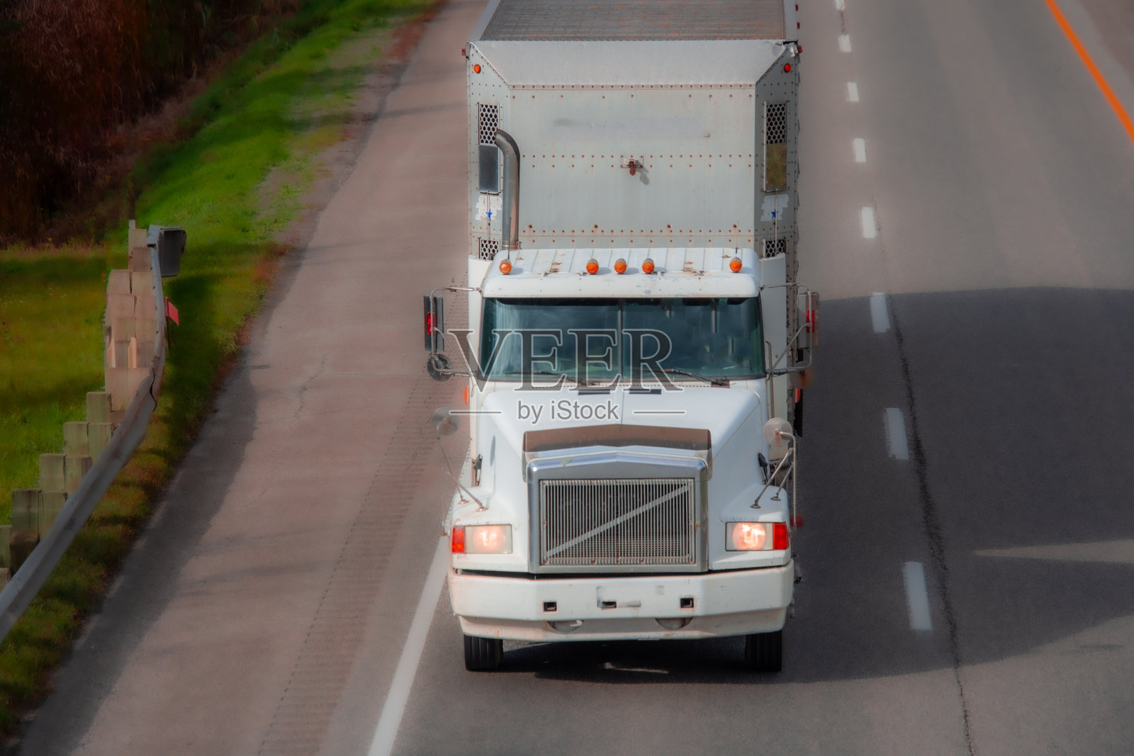 加拿大高速公路上的重型卡车照片摄影图片