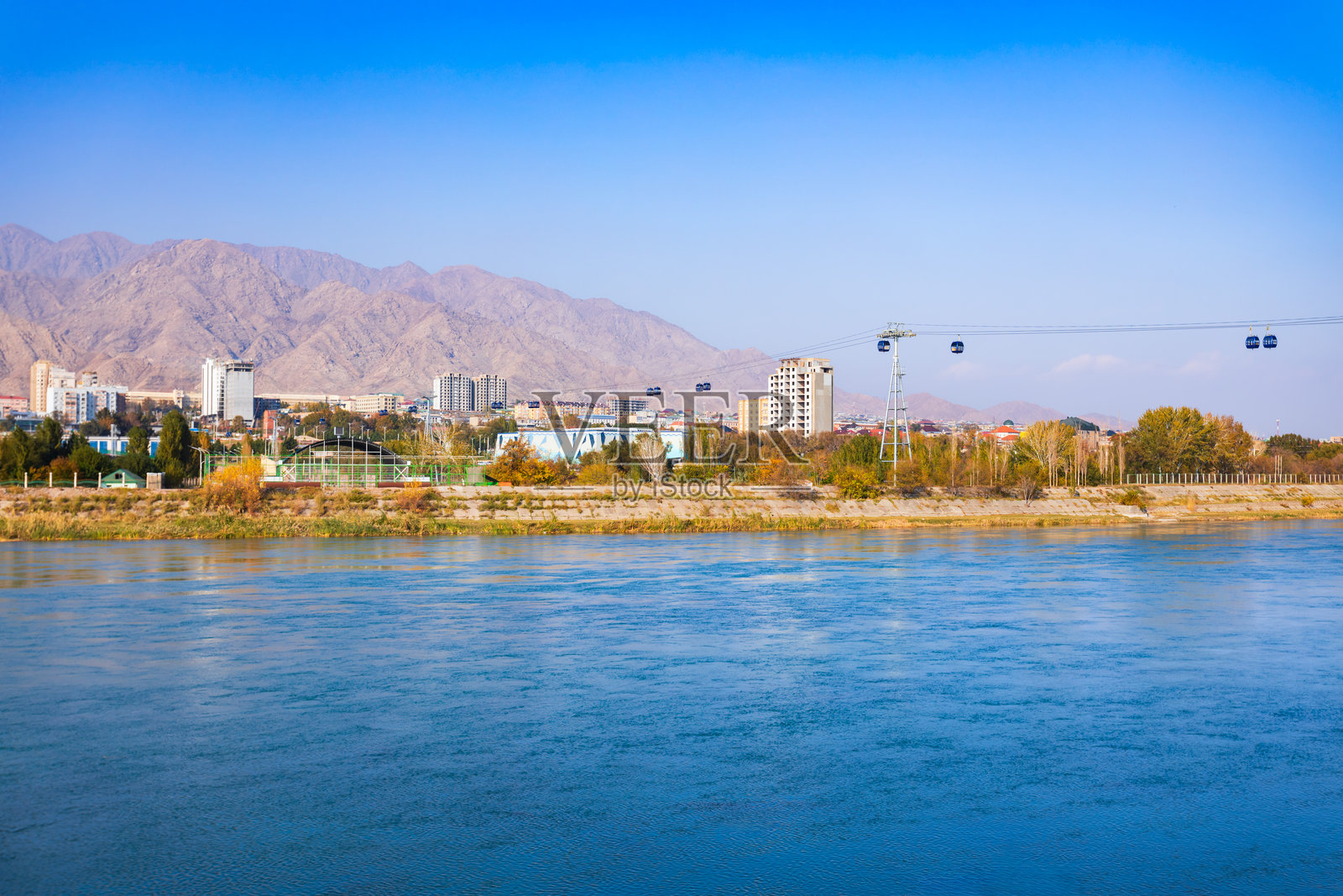 库詹德的锡尔河缆车照片摄影图片