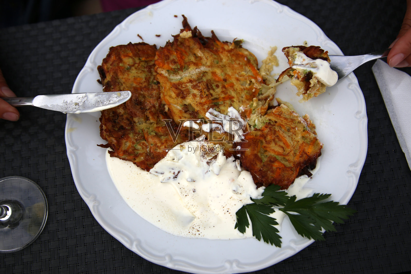 高角度视图的土豆煎饼放在桌子上的盘子里照片摄影图片