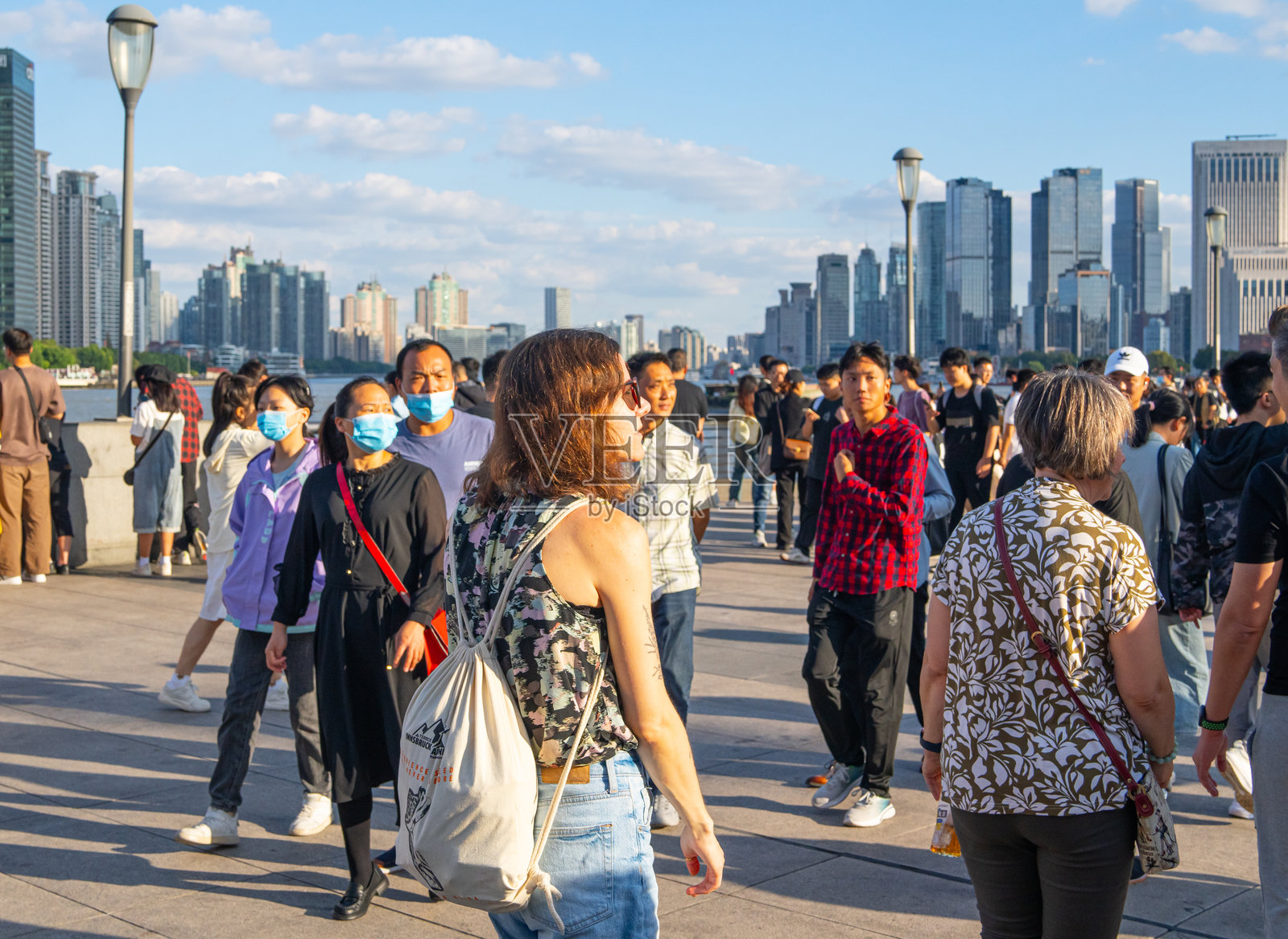 游客在上海外滩照片摄影图片