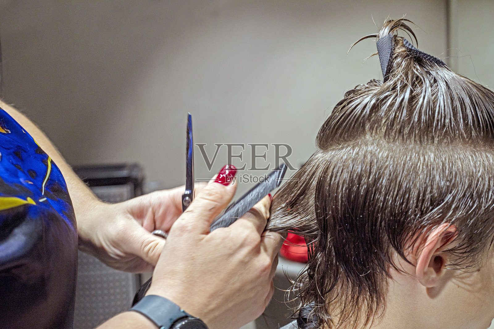 理发师在美容院为青少年修剪长发。个人风格照片摄影图片
