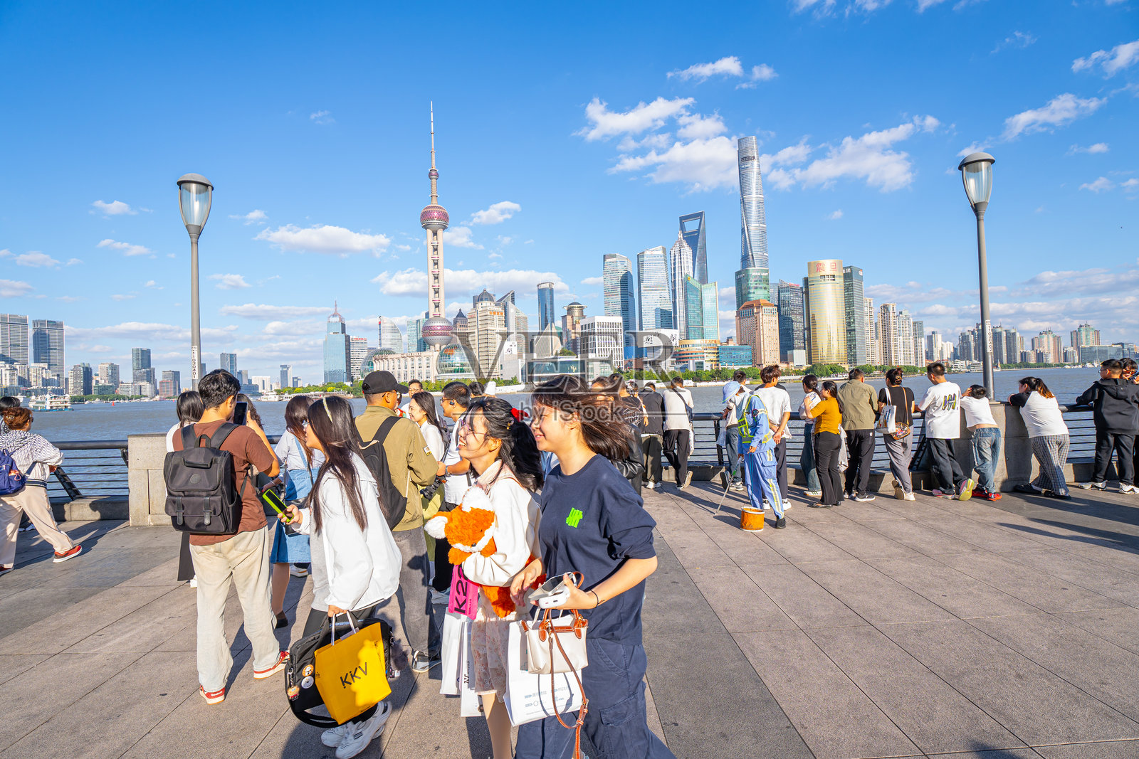游客在上海外滩照片摄影图片