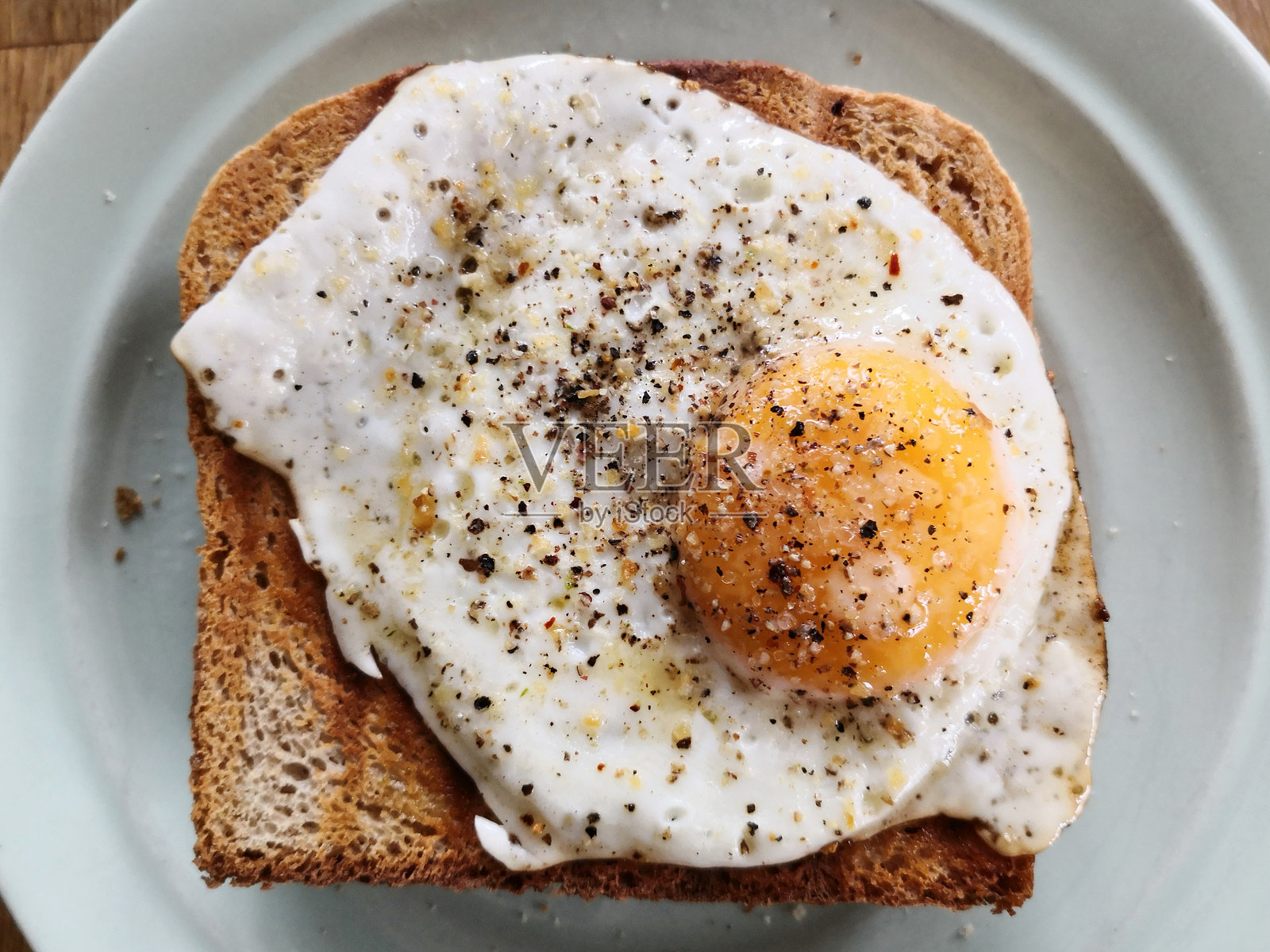 高角度视图的盘子上放着面包和煎蛋照片摄影图片