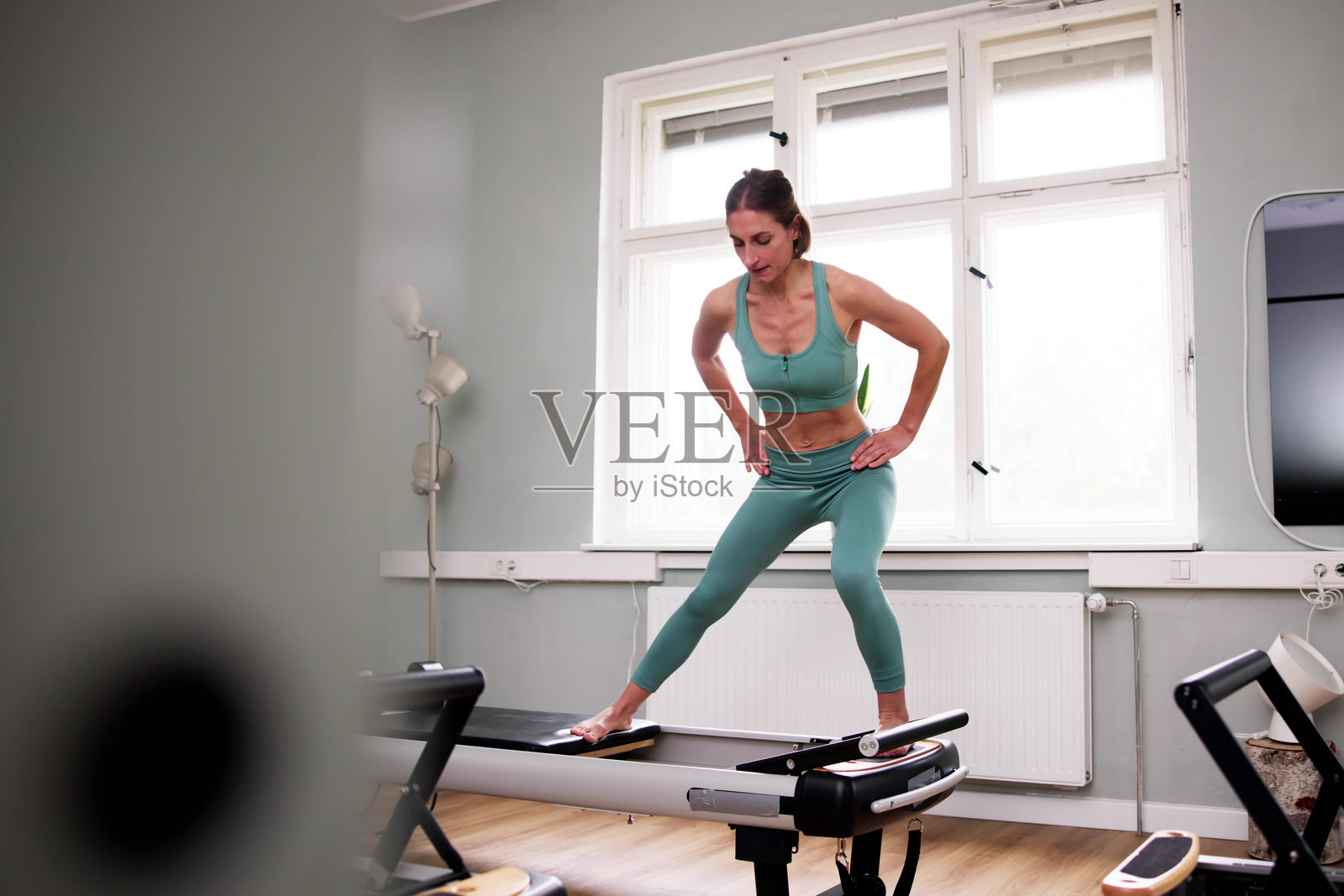 女性在健身房进行普拉提锻炼照片摄影图片