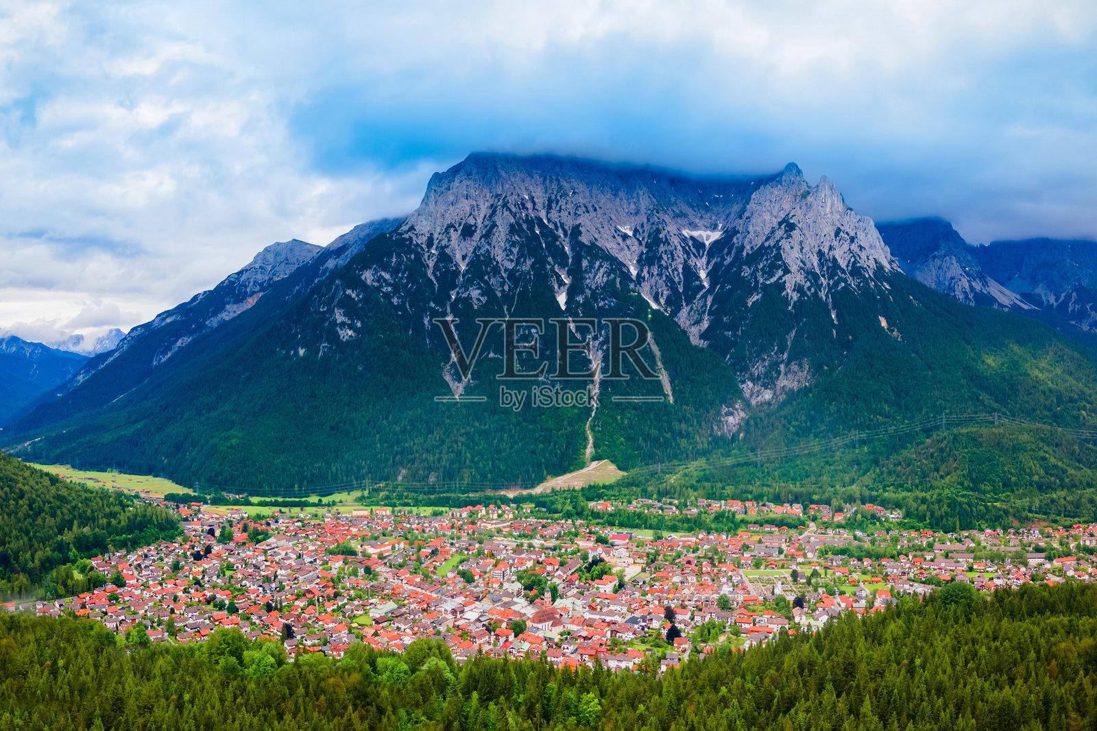 德国米滕瓦尔德镇的航拍全景图照片摄影图片