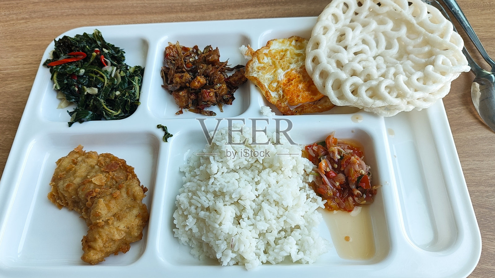 美味的黄米饭配鸡肉和蔬菜，午餐菜单灵感照片摄影图片