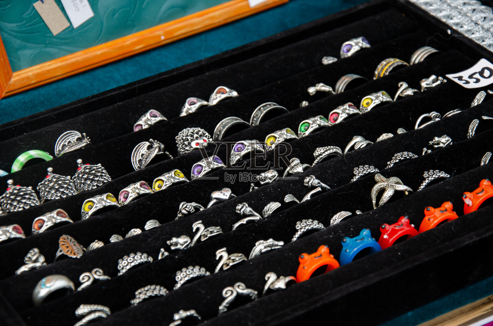 手工设计的装饰性珠宝照片摄影图片