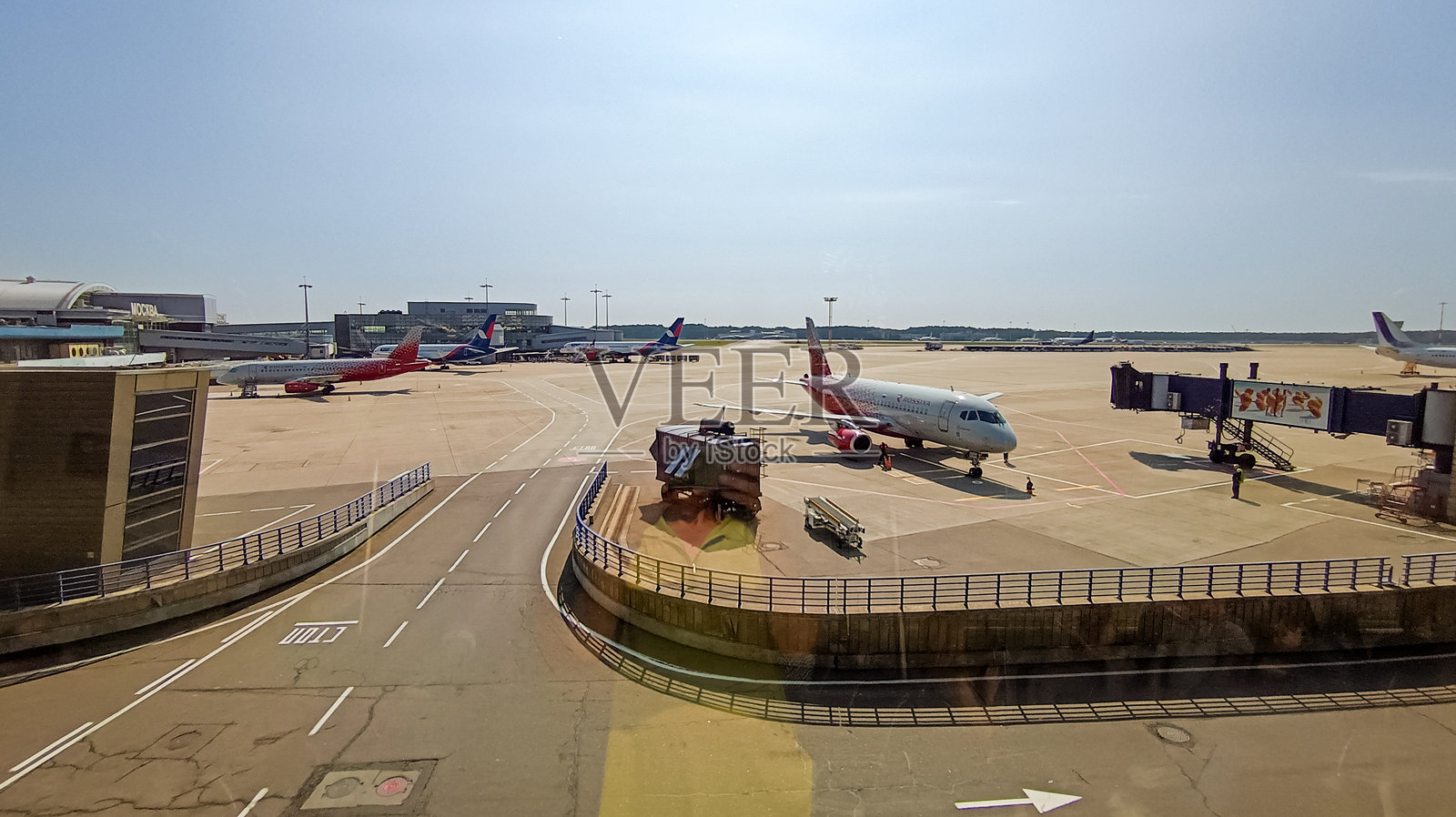 飞机在起飞前的维护区域。照片摄影图片