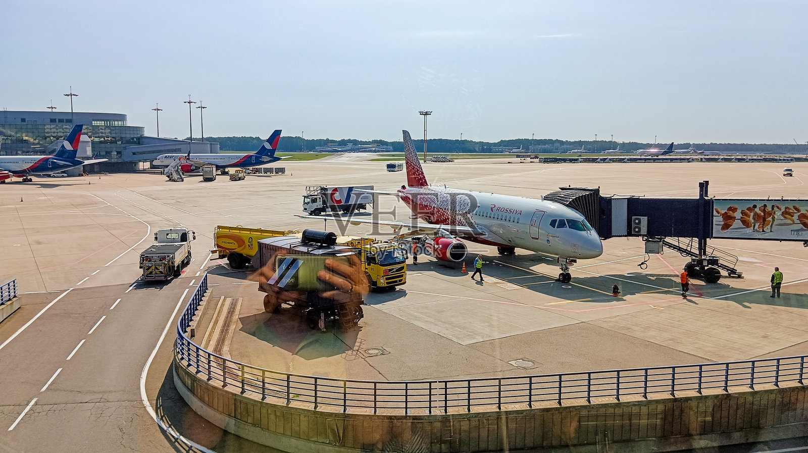 准备为飞机加油。照片摄影图片