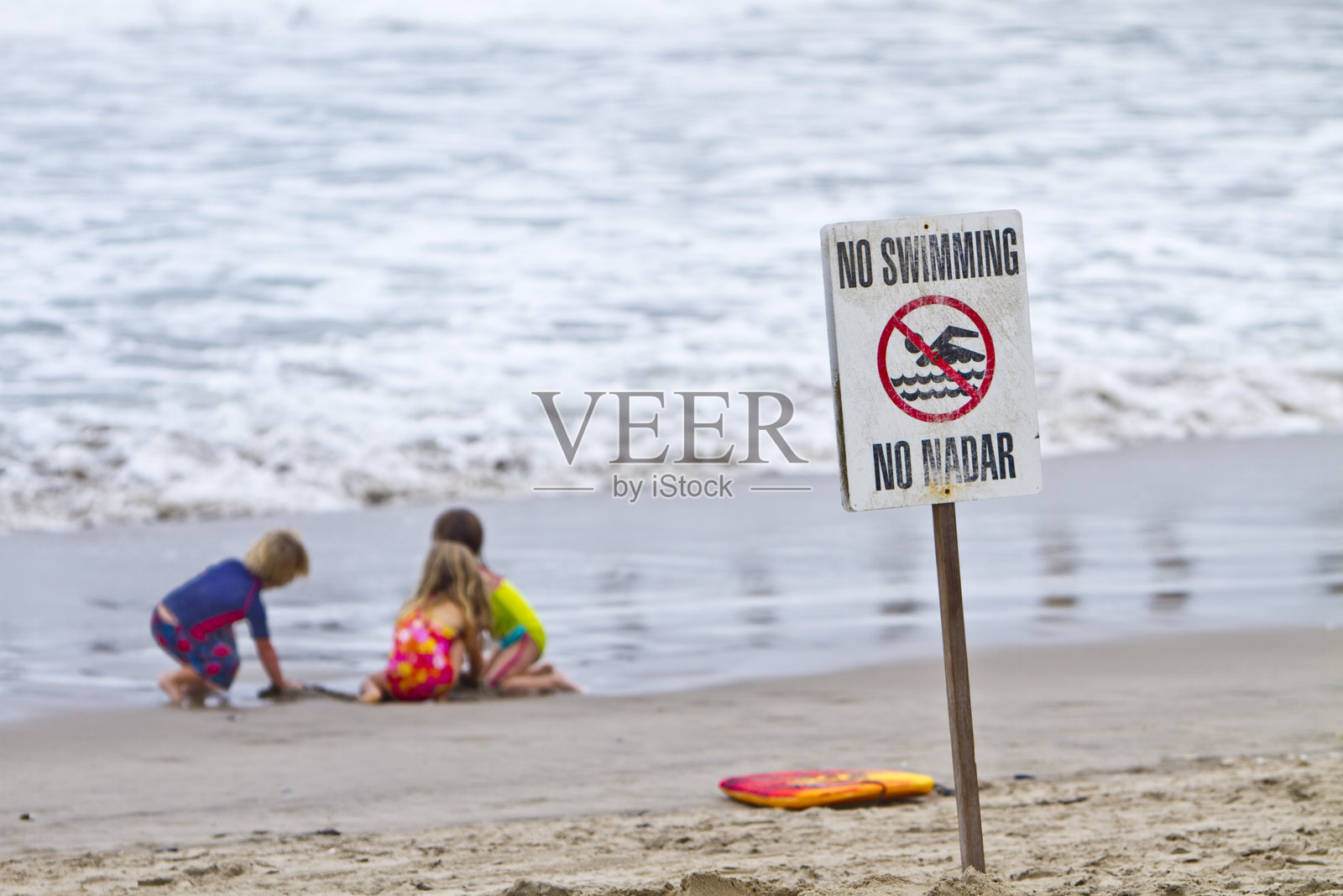 三个孩子在海滩上玩耍照片摄影图片