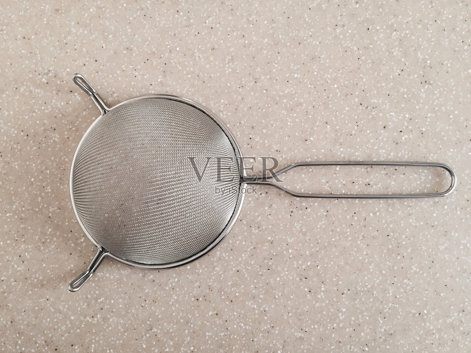 从上方直接拍摄的漏网放在桌子上照片摄影图片