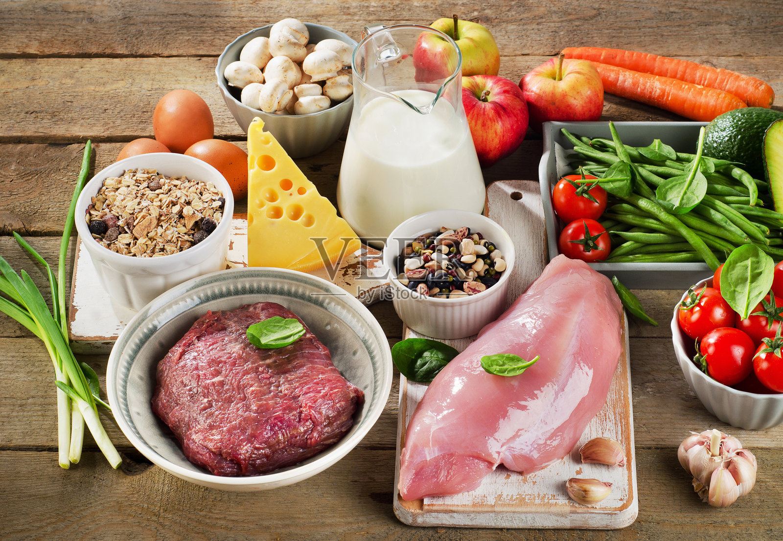 新鲜蔬菜和肉类的组合，适合健康饮食，摆放在乡村风格的桌子上。照片摄影图片