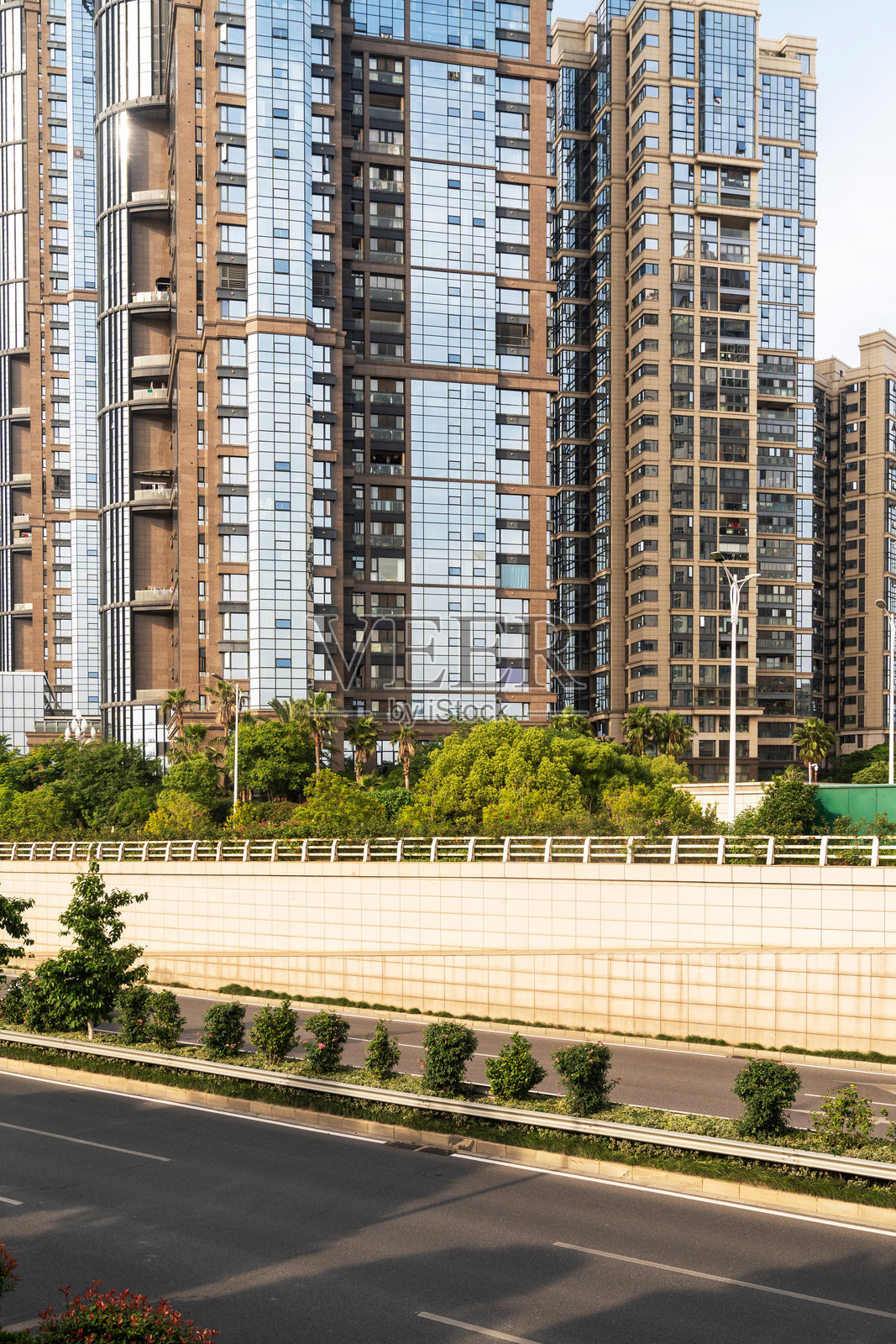 城市中空荡荡的街道和建筑照片摄影图片