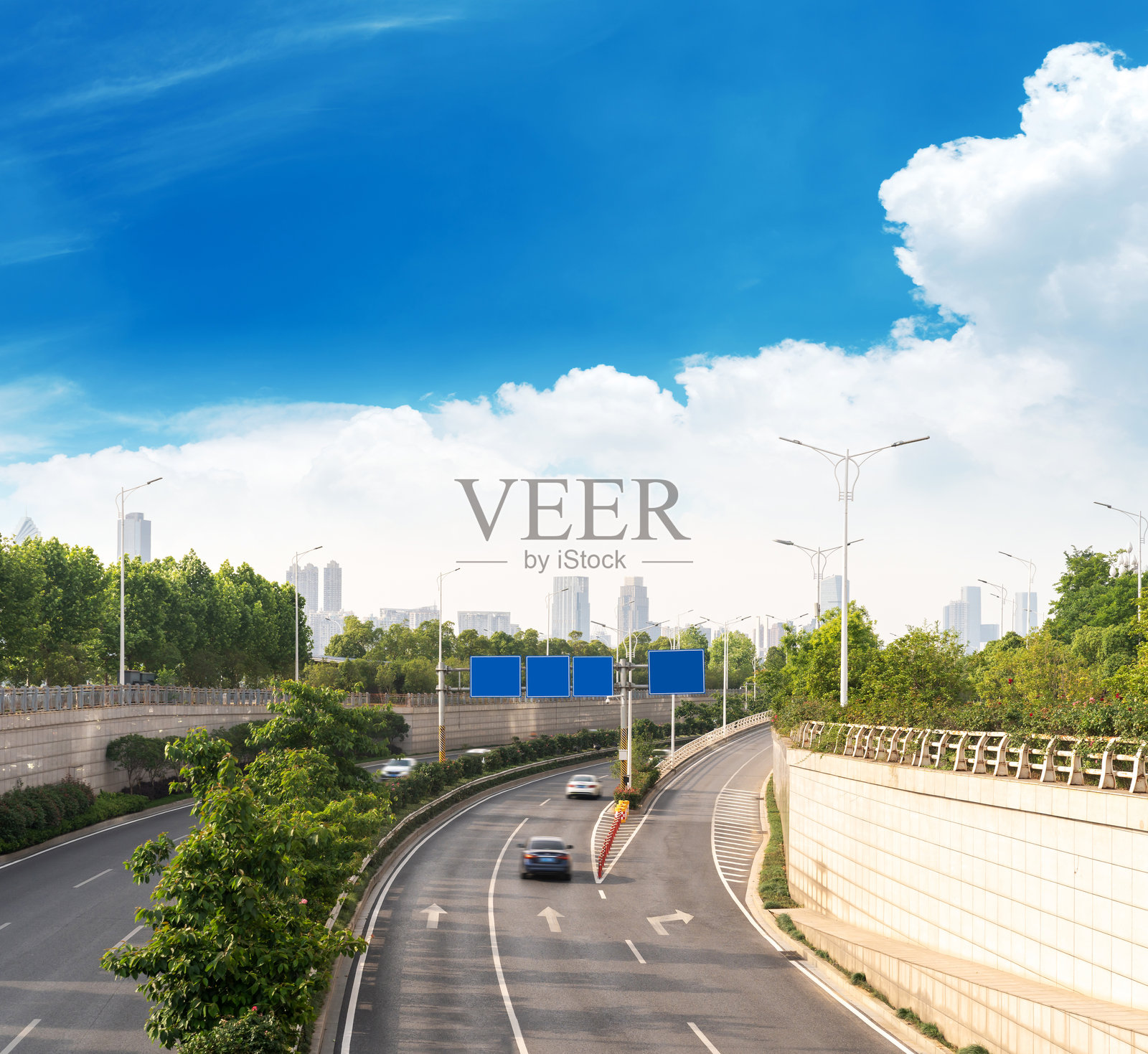 中国上海陆家嘴的世纪大道街景。照片摄影图片