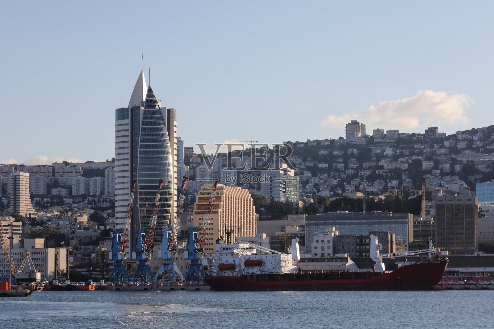 以色列海法港的货运集装箱船照片摄影图片