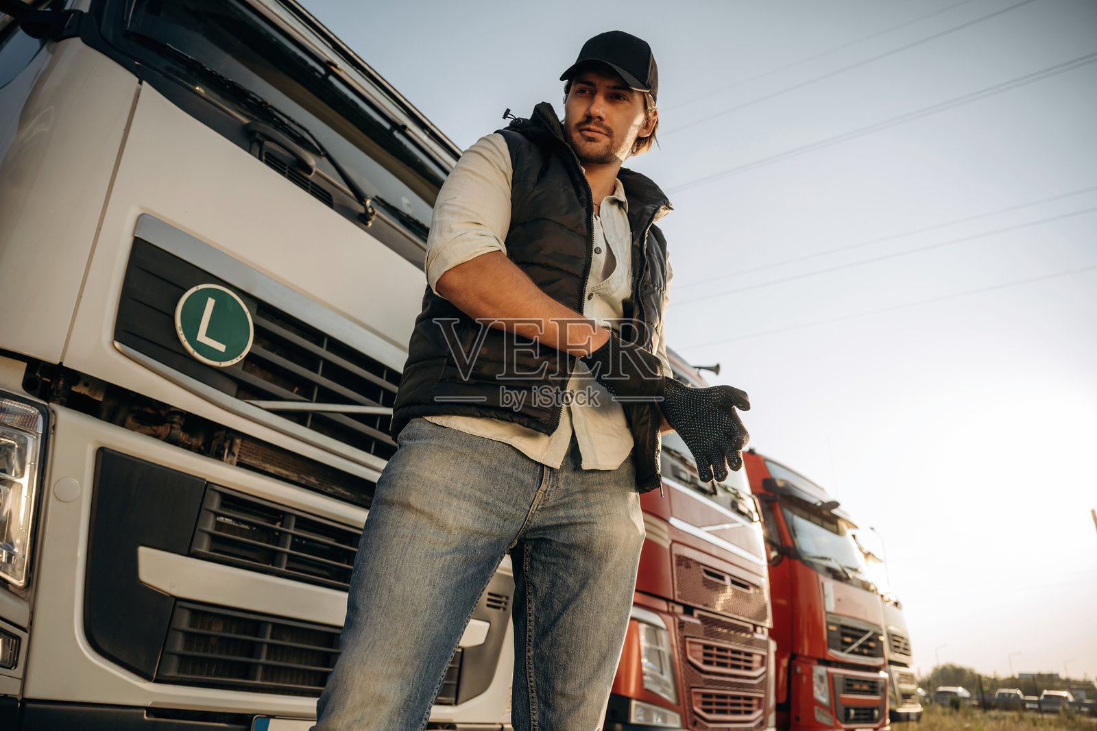 准备工作，戴着手套。卡车司机在户外靠近运输车辆。照片摄影图片