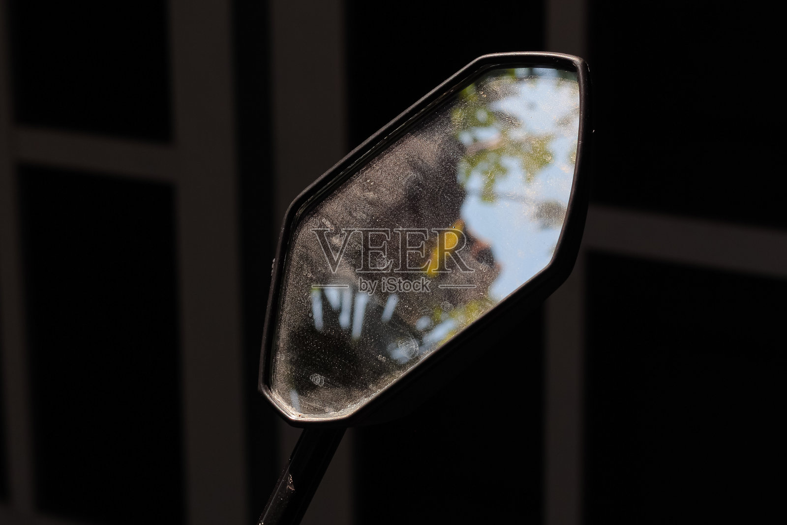 黑色背景上的摩托车后视镜照片摄影图片