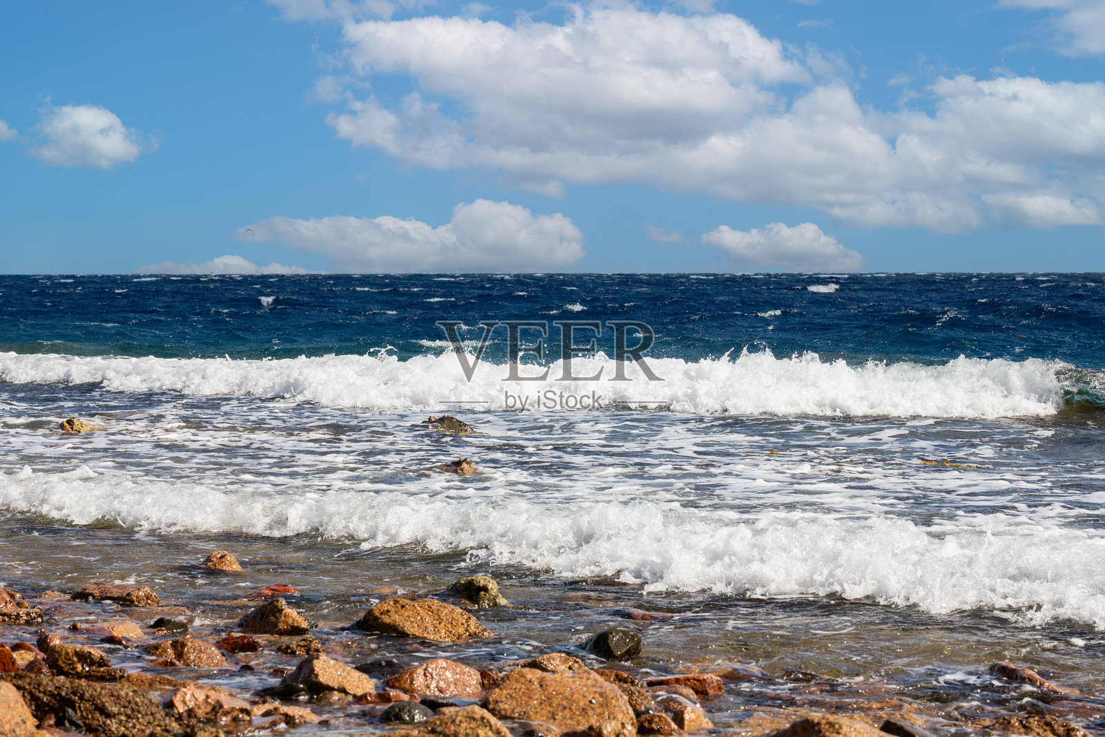 埃及红海的达哈布蓝洞附近的海岸照片摄影图片