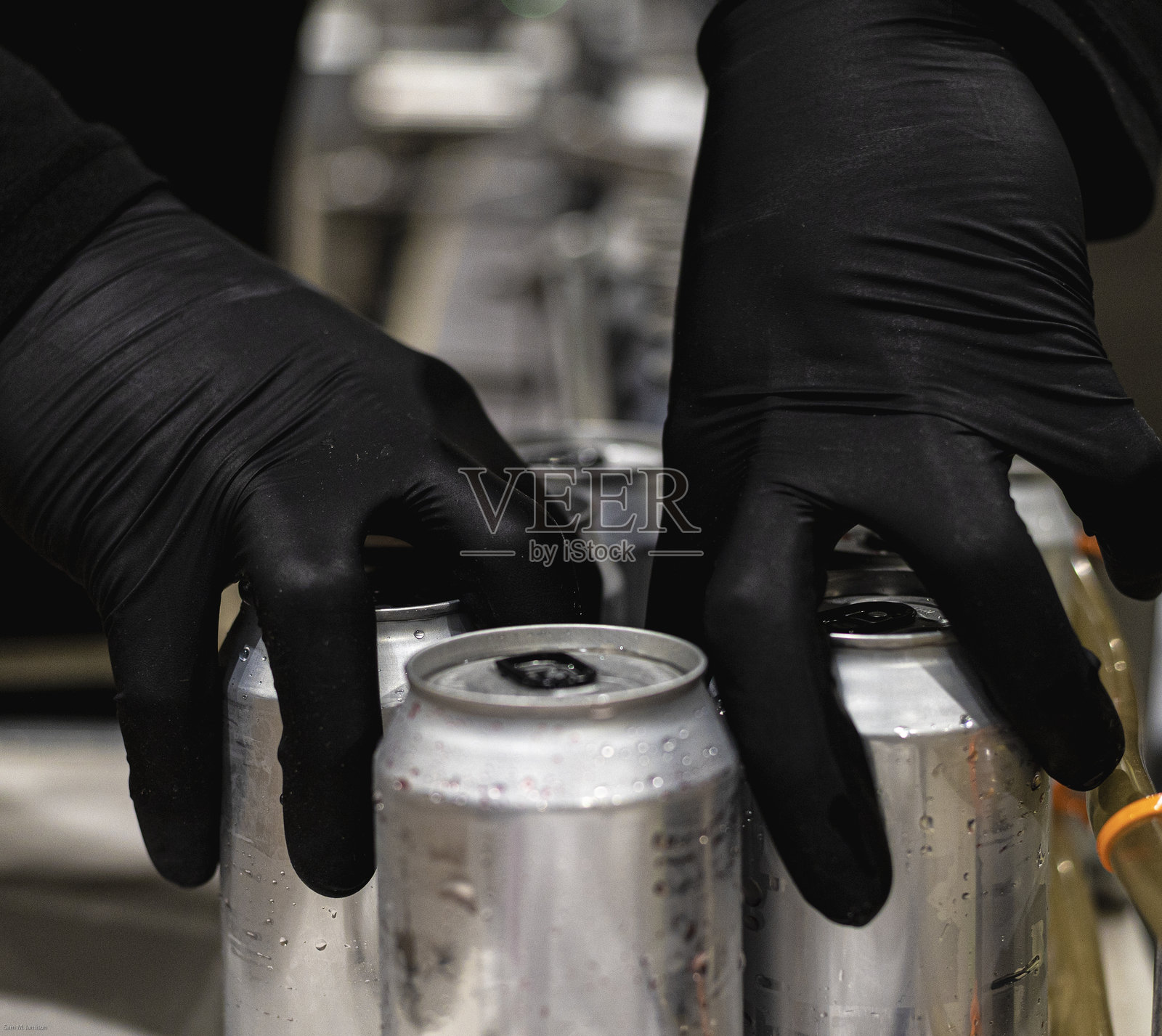 饮料罐装过程照片摄影图片