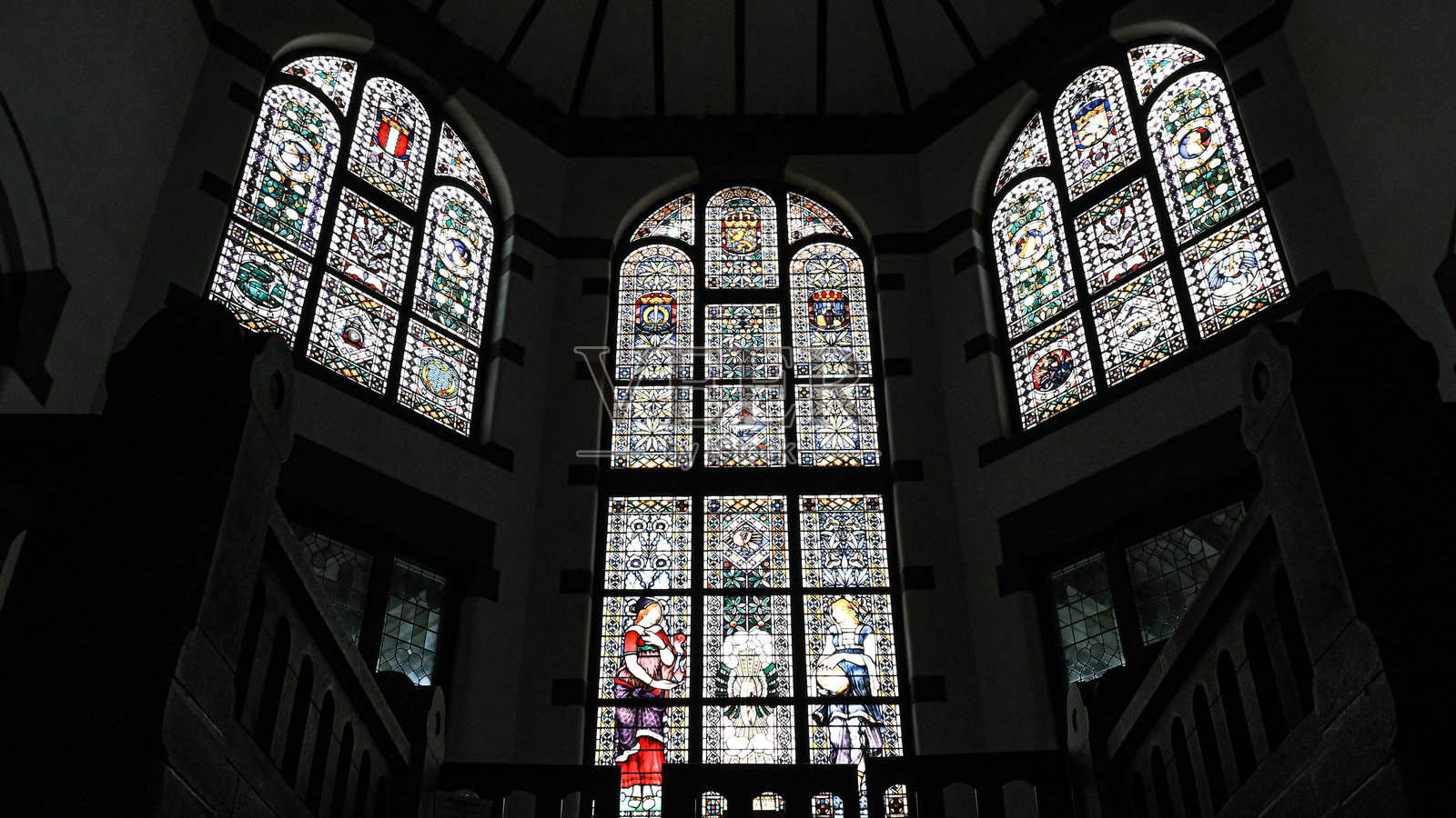 Lawang Sewu墙壁上彩色玻璃的绘画照片摄影图片