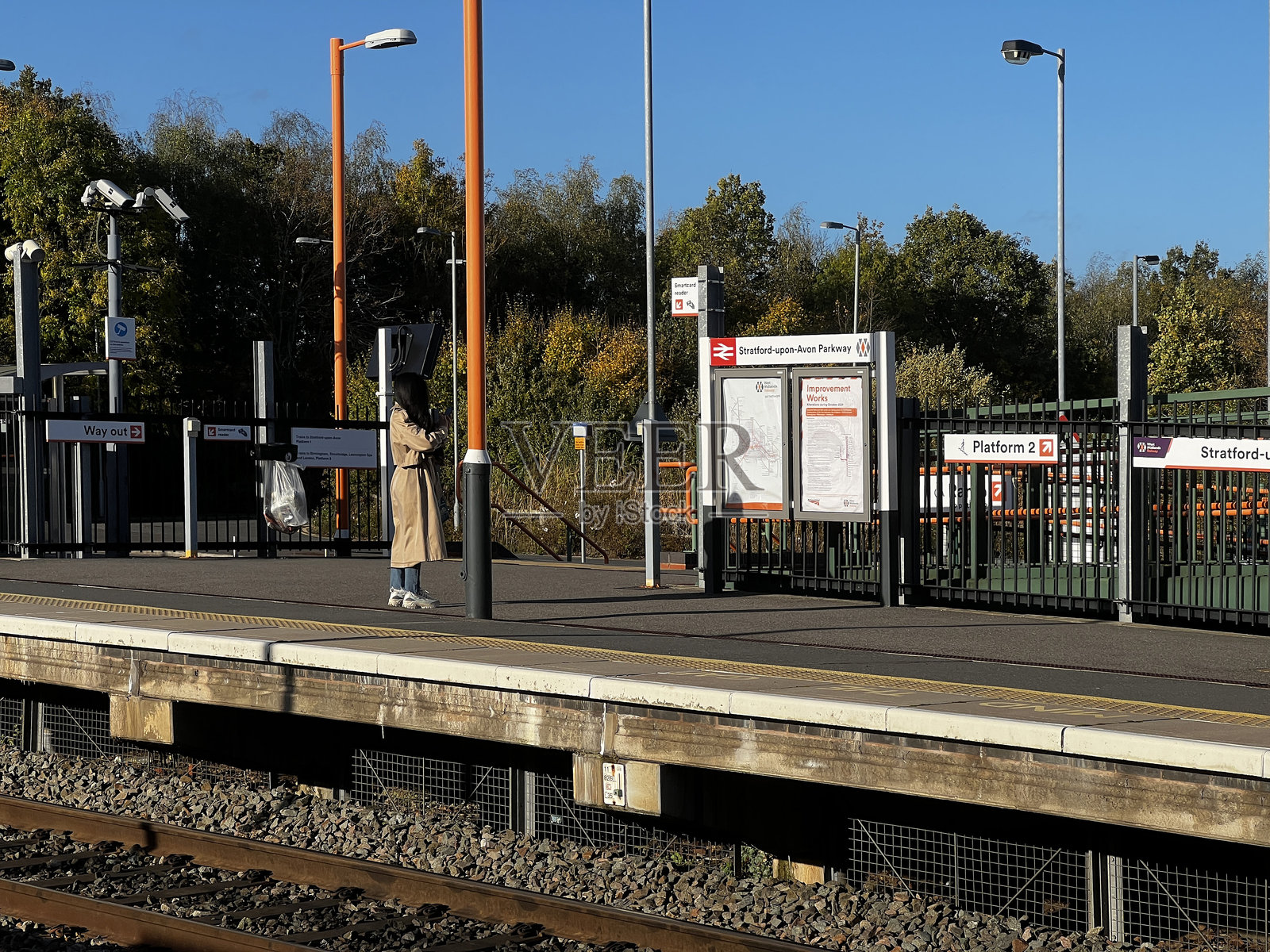 铁路 - 英国乡村的一座柴油动力铁路站。照片摄影图片