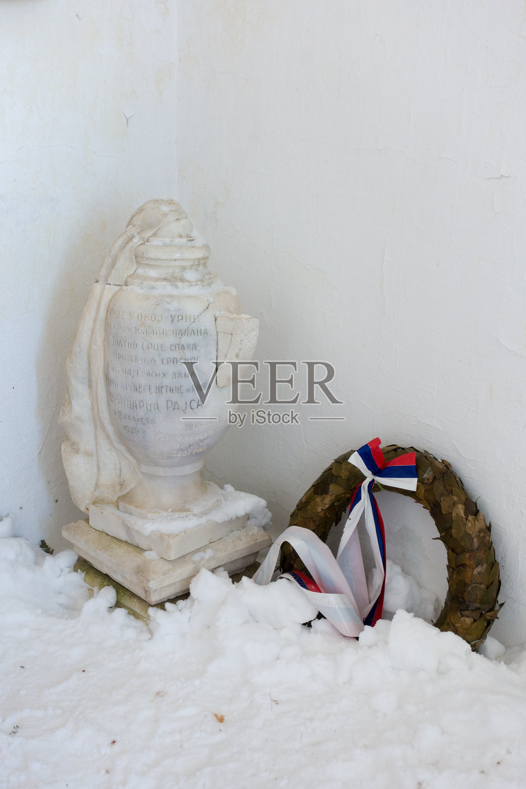 凯马克察兰山顶的圣彼得和圣保罗小教堂内部,覆盖着冰雪,这里是第一次世界大战中塞尔维亚和保加利亚军队之间发生激烈战斗的地方。照片摄影图片