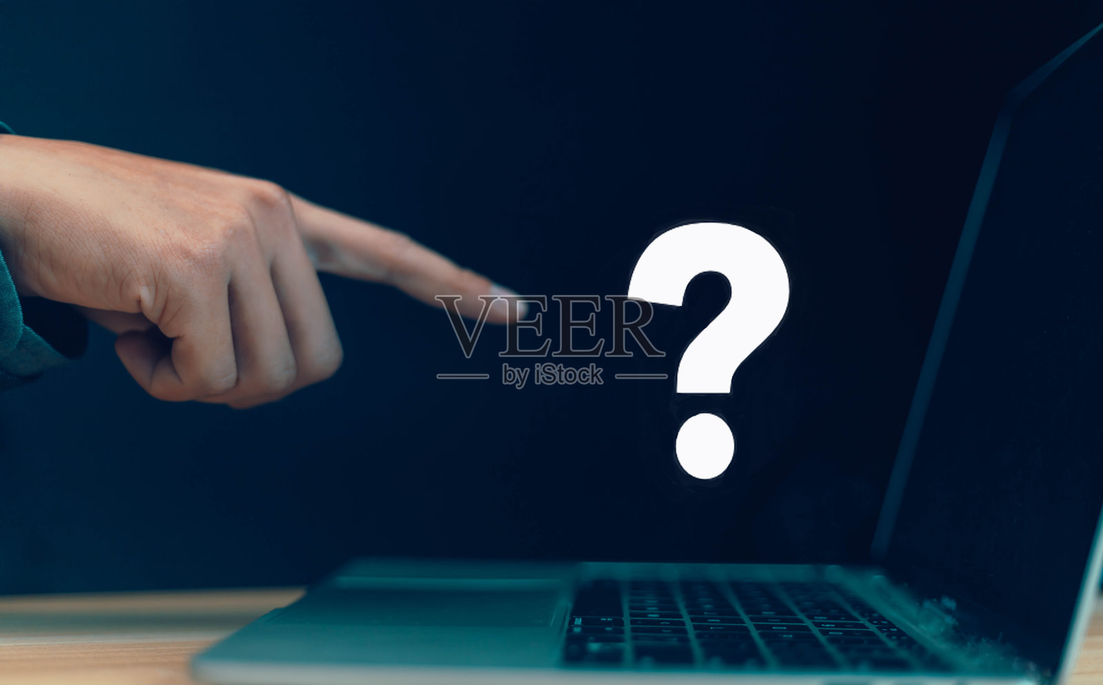 笔记本电脑上显示问号。问题、科技、头脑风暴和解决问题。商人背景。照片摄影图片