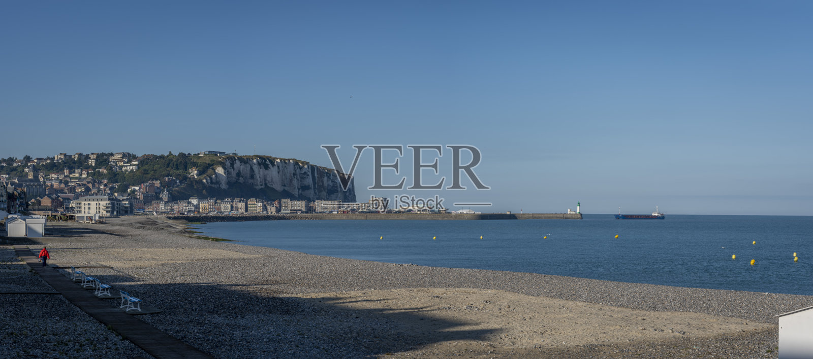 法国梅尔莱班海滩全景：白色海滩小屋、鹅卵石海滩、悬崖和大海照片摄影图片