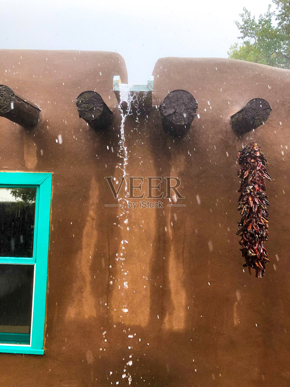 新墨西哥州圣菲市的雨水：排水管倾泻而下的水照片摄影图片