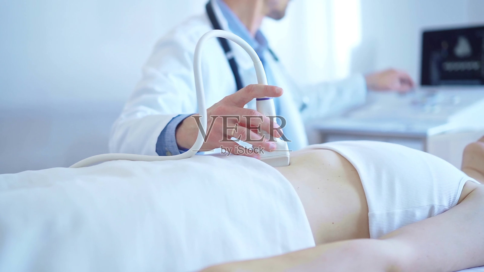 医生在诊所用超声设备为女病人检查照片摄影图片