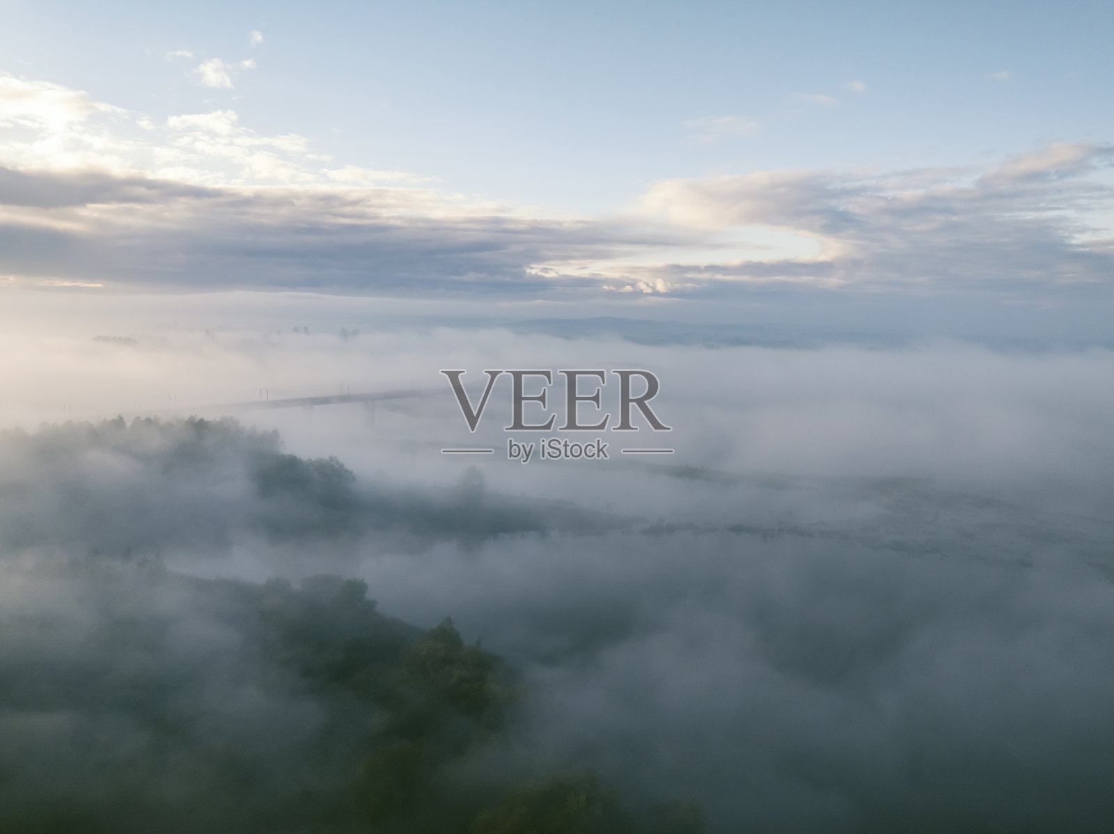 秋季时节，雾气弥漫的伊泽尔河俯瞰航拍图照片摄影图片