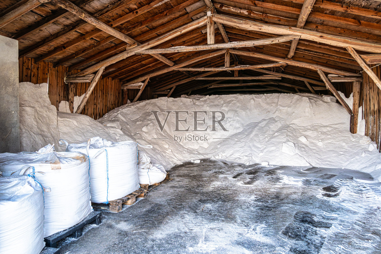 葡萄牙里奥迈奥尔盐田的比卡泉盐滩，浅水区和盐提取沟渠照片摄影图片