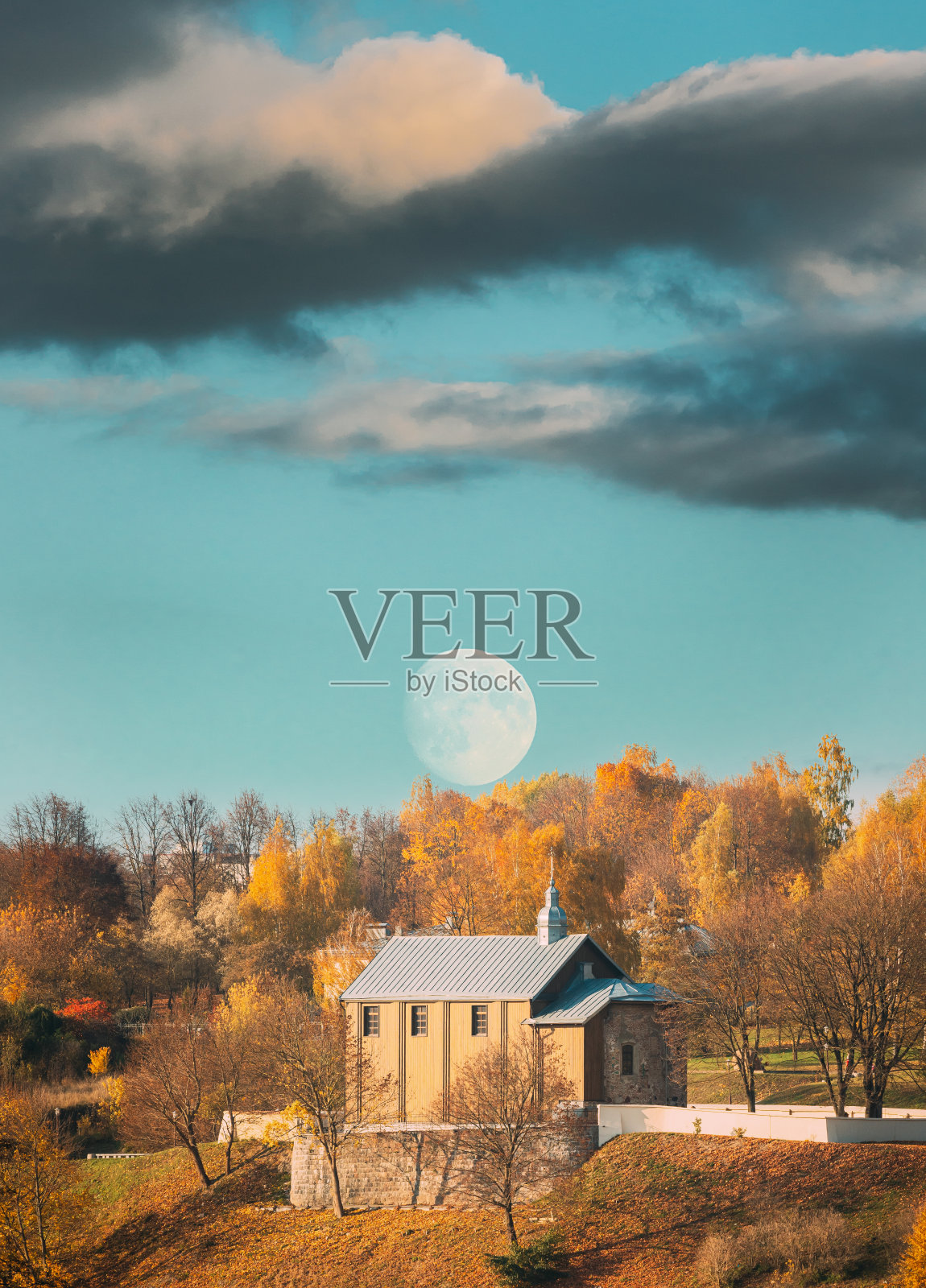 白俄罗斯格罗德诺：阳光明媚的秋日卡洛扎教堂上空的月亮照片摄影图片