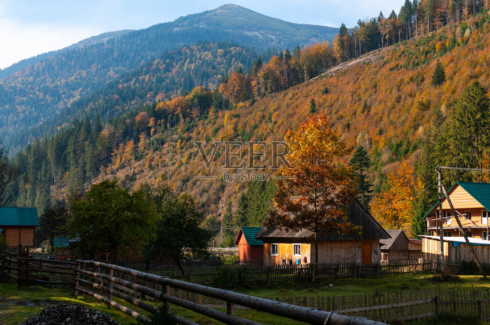 喀尔巴阡山脉的秋季村庄照片摄影图片