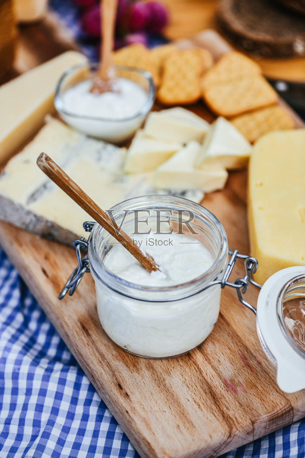 新鲜酸奶油、黄奶酪和饼干放在木板上，成为完美的野餐开胃菜照片摄影图片