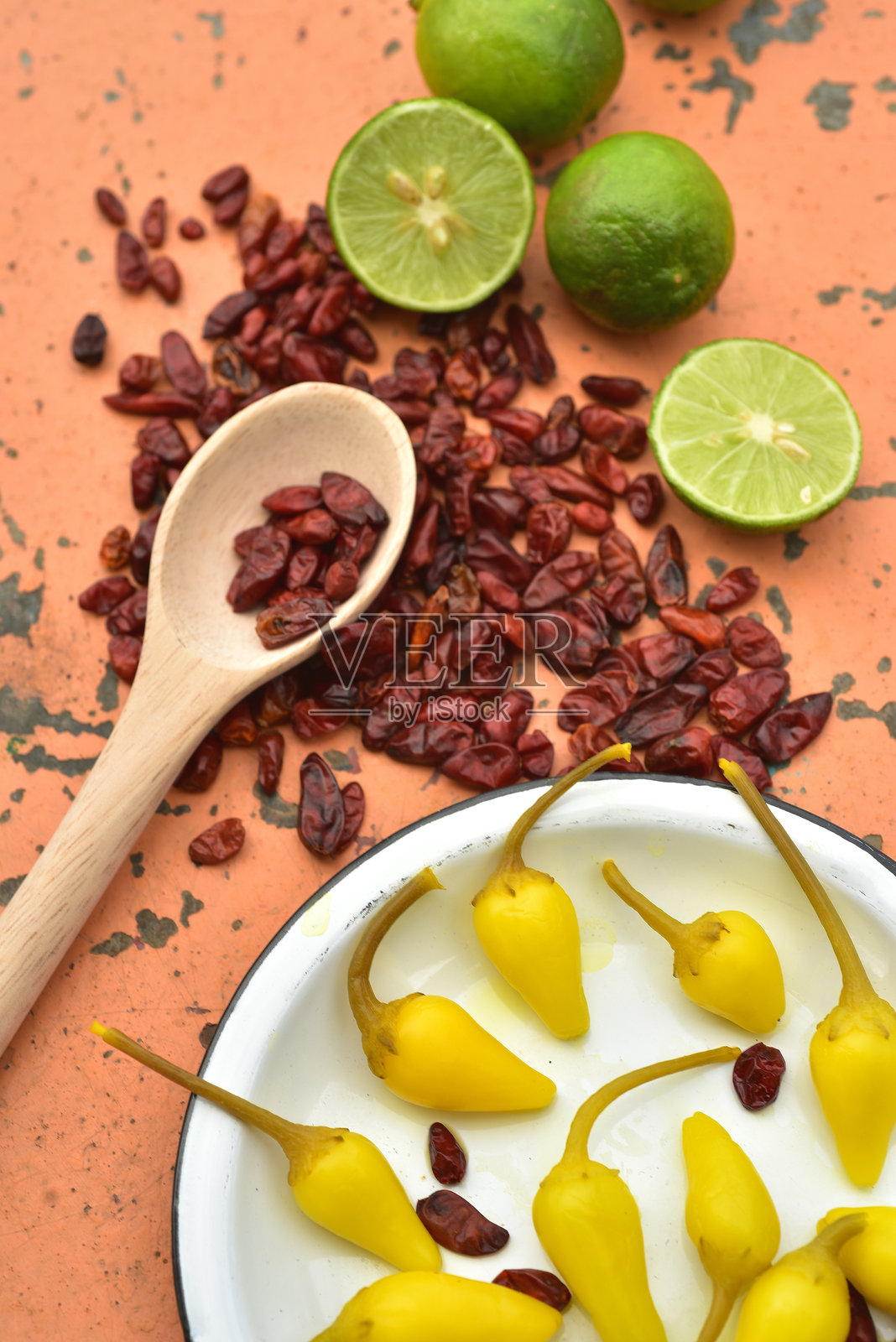 从上方直接拍摄的盘子里的辣椒照片摄影图片