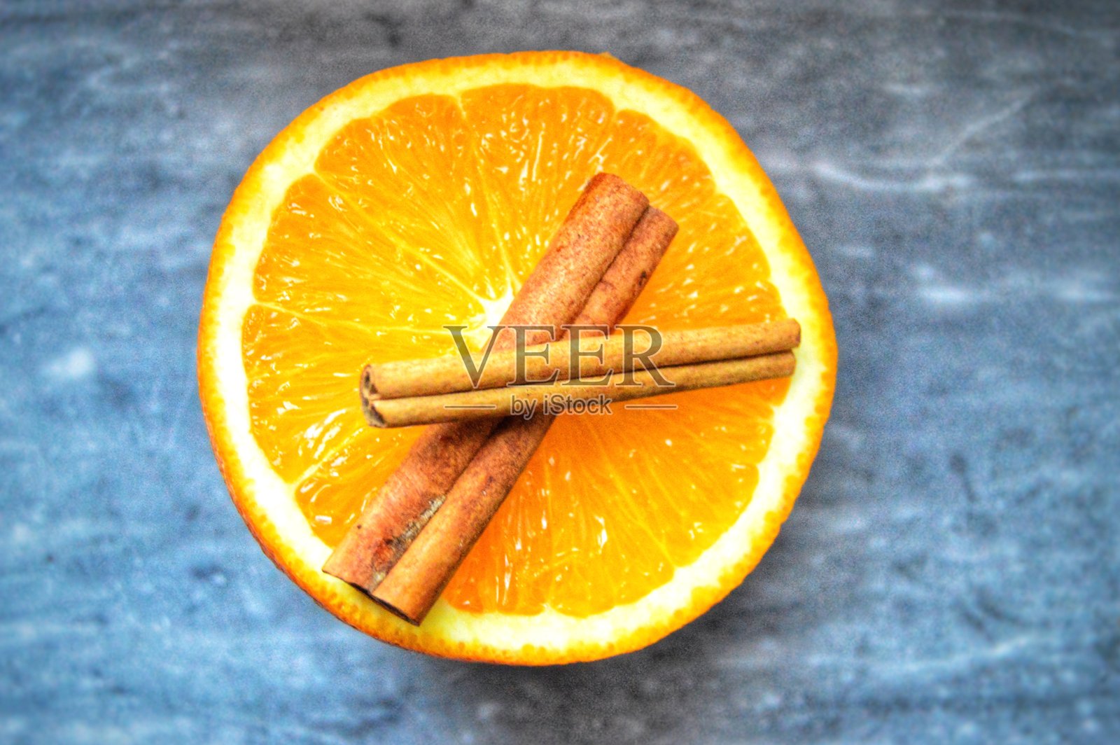 桌子上方俯视的肉桂和橙子照片摄影图片