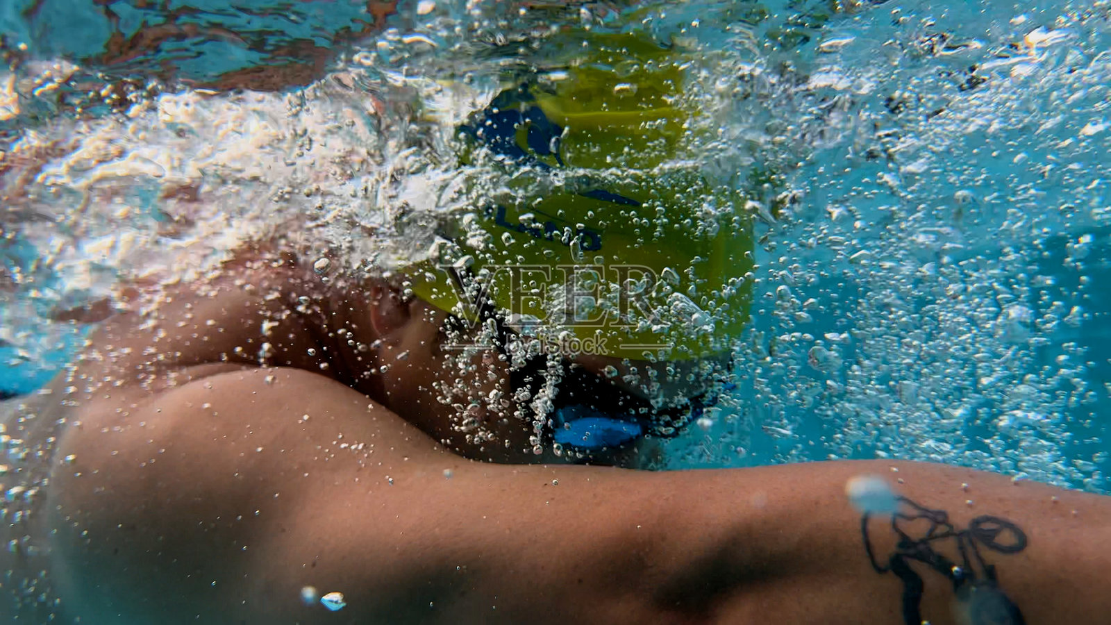 亚洲男子在游泳池中，游泳者进行铁人三项训练和锻炼。照片摄影图片