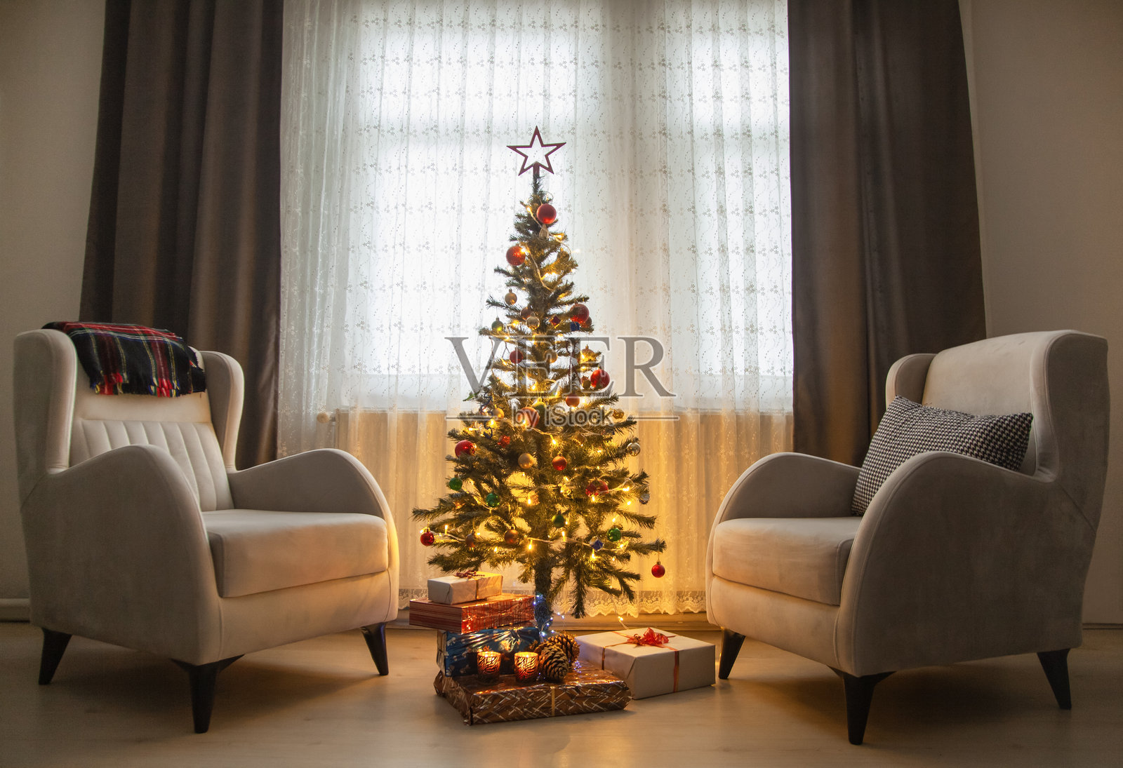 客厅和圣诞树装饰照片摄影图片
