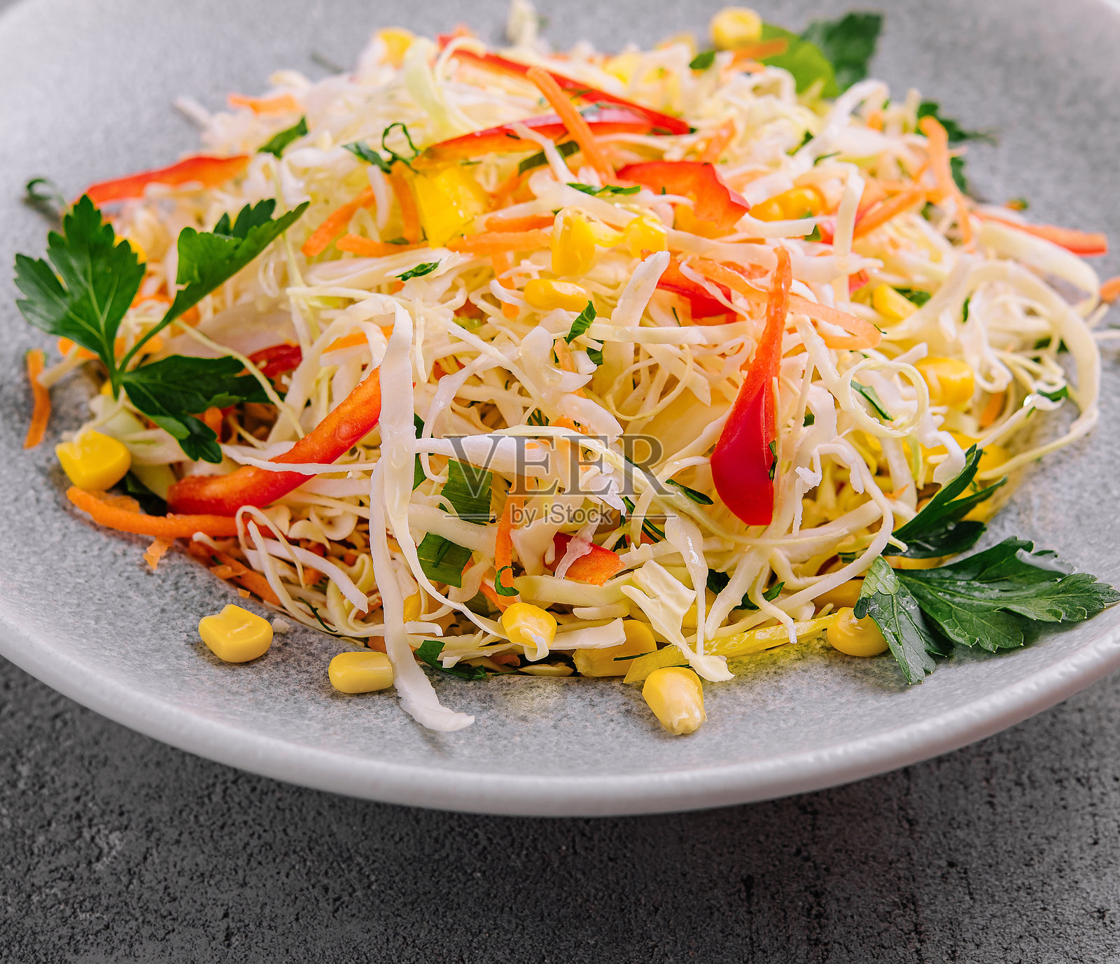 精致盘子上的新鲜亚洲蔬菜沙拉照片摄影图片