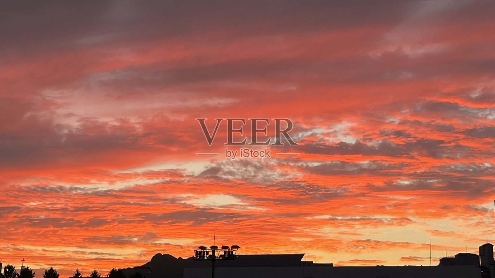 美丽的印度尼西亚乡村全景。阳光明媚的下午。山中的美丽春景。草地和起伏的山丘。乡村美景，印度尼西亚的美丽乡村全景。阳光明媚的下午。照片摄影图片