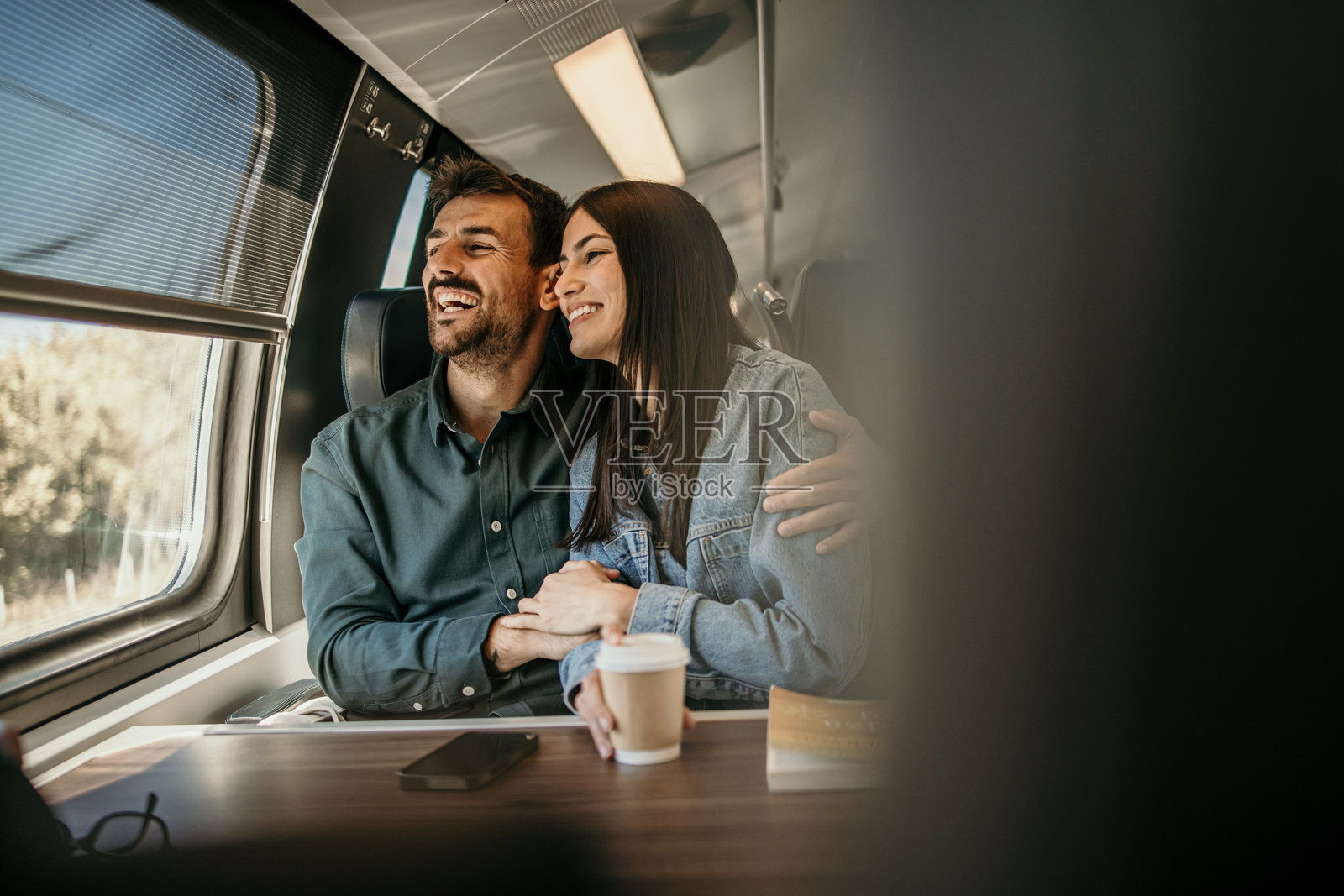 一对快乐的成年人夫妇乘火车旅行。照片摄影图片