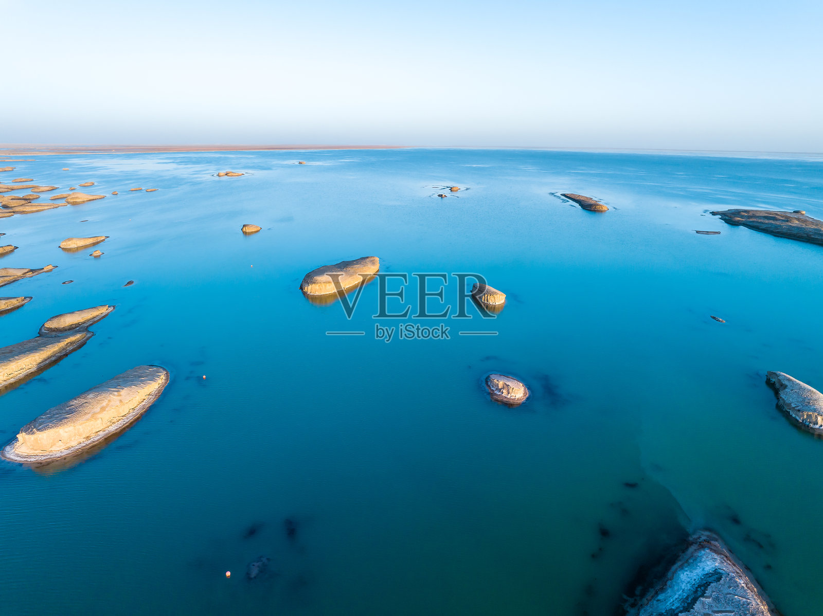 雅丹地貌，水上雅丹魔鬼城，柴达木盆地，大柴旦，海西，青海，中国，亚洲。乌苏特雅丹地质公园。照片摄影图片