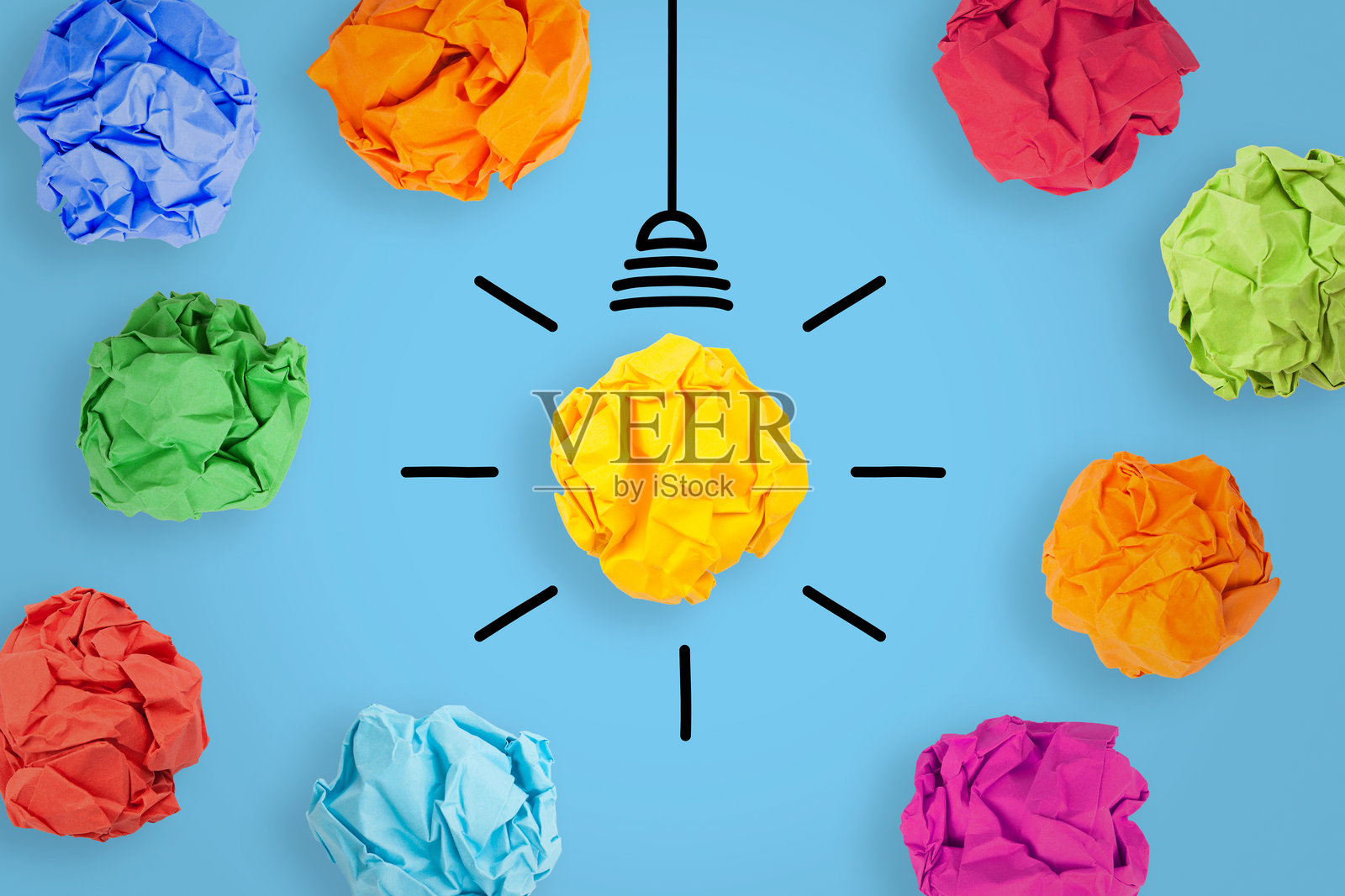 创新理念概念，蓝色背景上的灯泡和皱纸。照片摄影图片