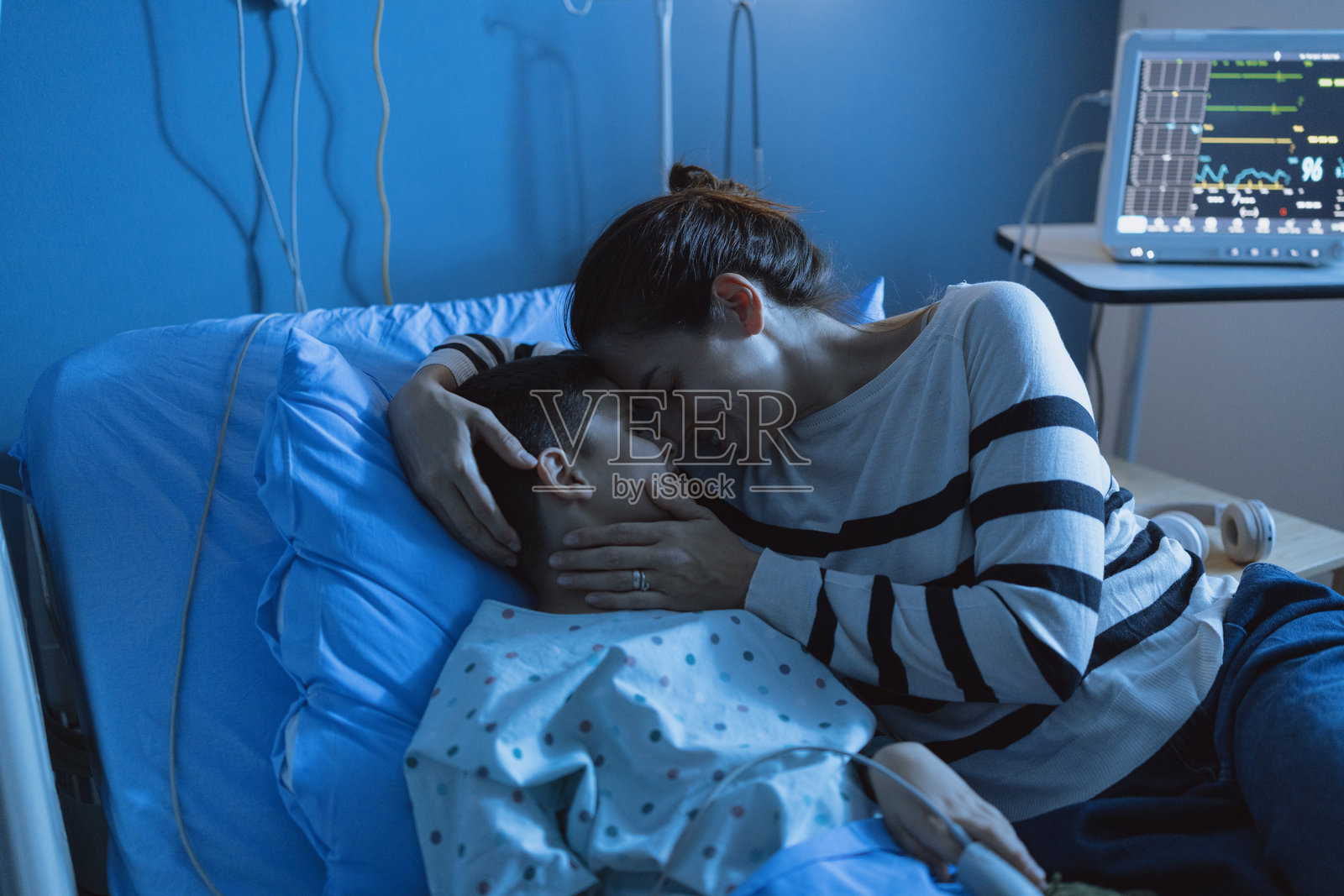 小男孩在医院里和母亲共度时光照片摄影图片