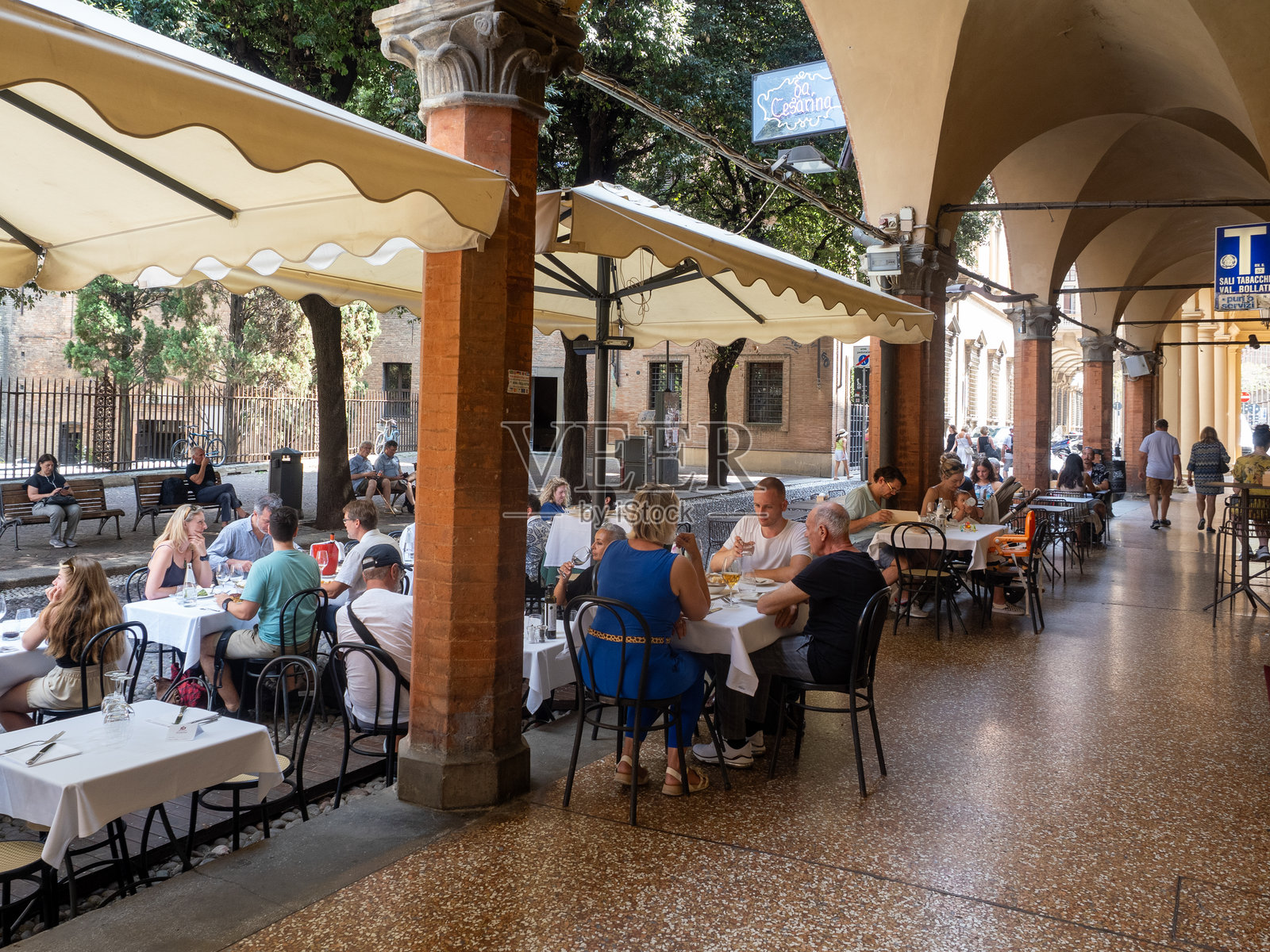 意大利博洛尼亚圣斯特凡诺街照片摄影图片