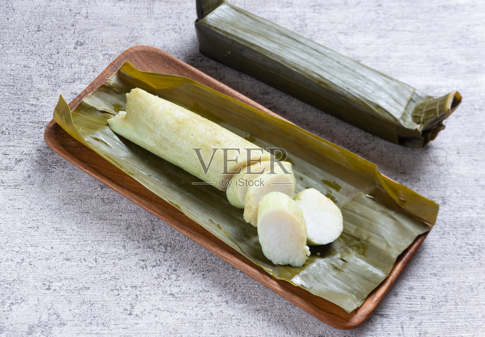 龙头米，香蕉叶包裹的米饭，经过煮制。印尼传统美食。照片摄影图片