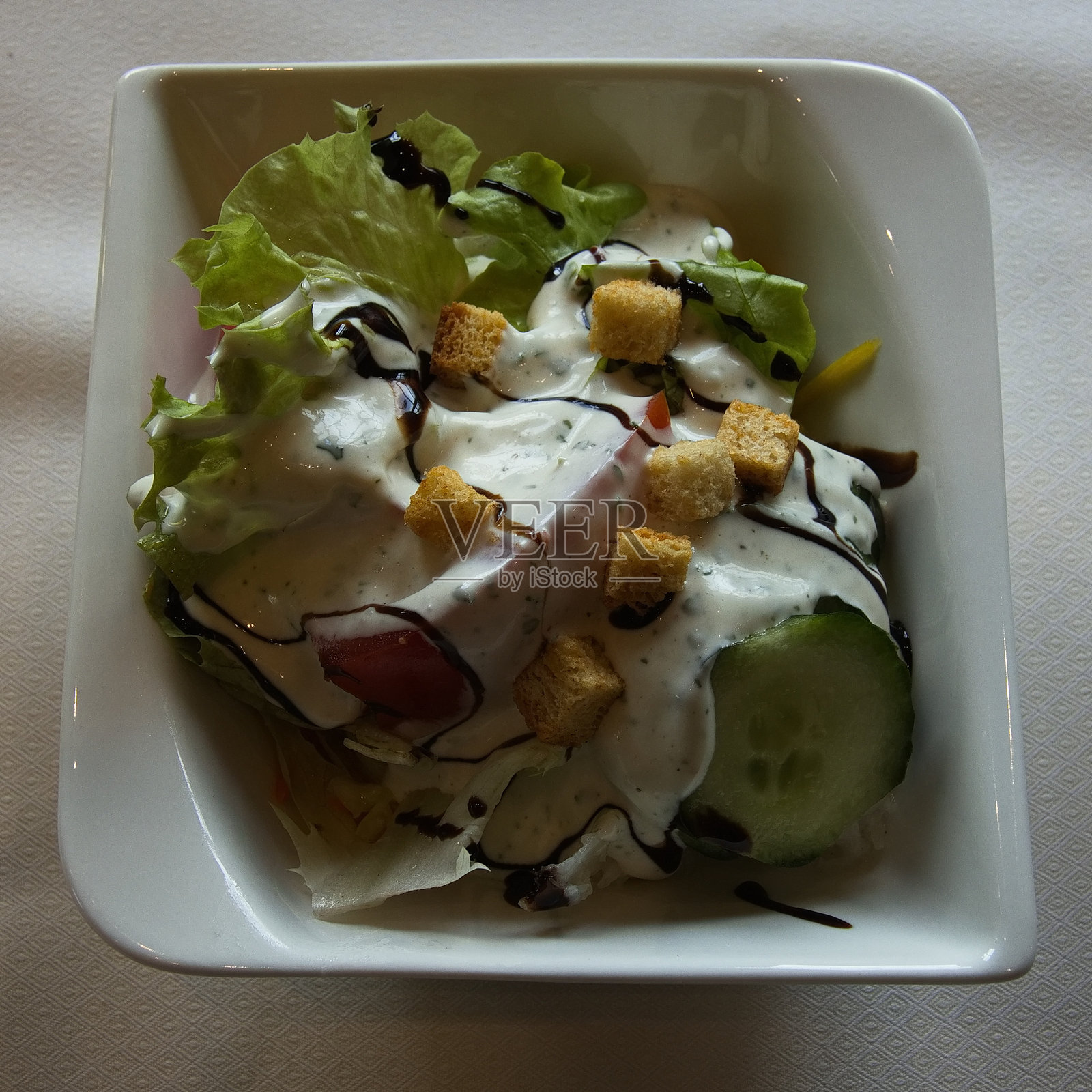 奥地利的面包丁蔬菜沙拉照片摄影图片