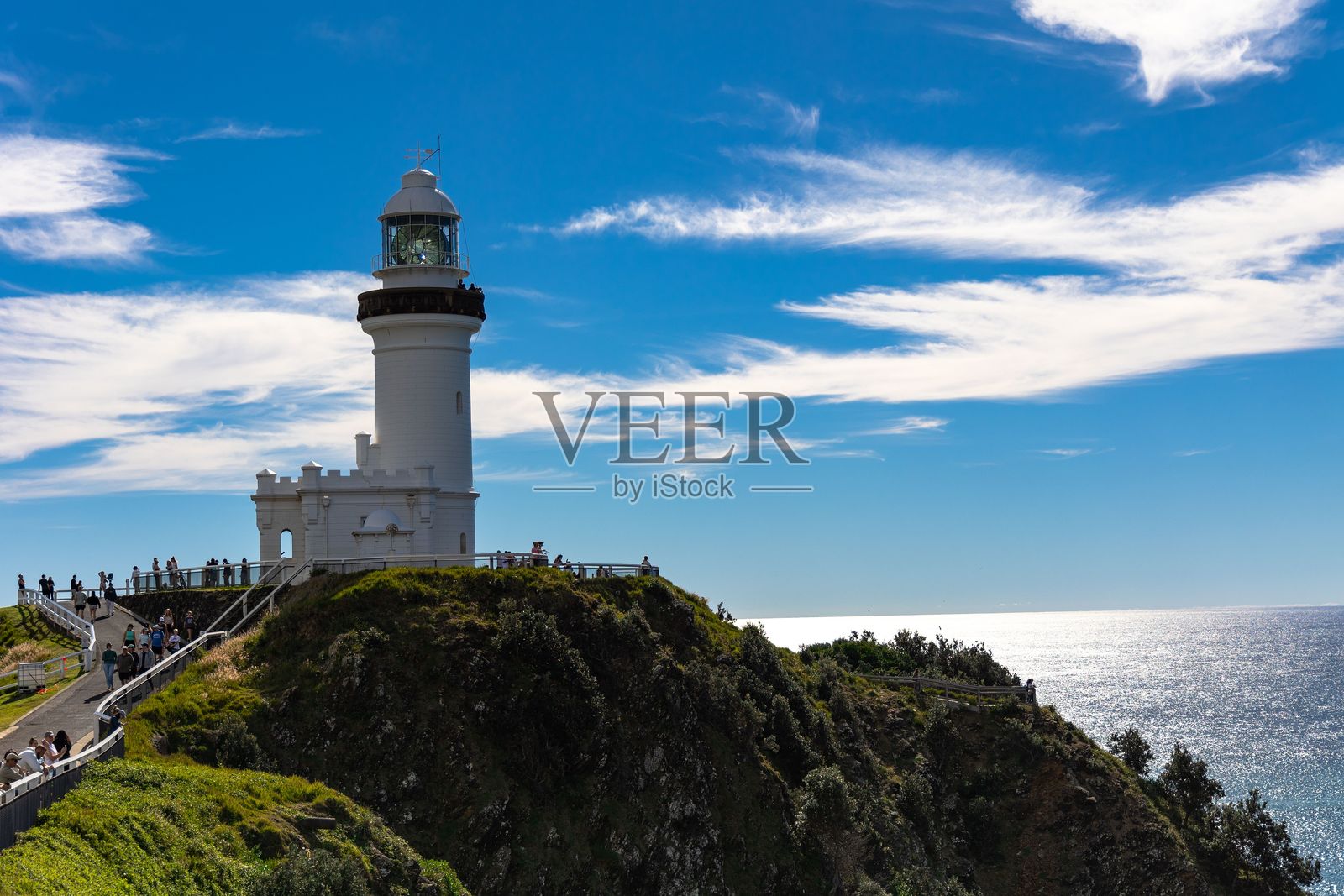 清澈蓝天下的拜伦角灯塔美景。照片摄影图片